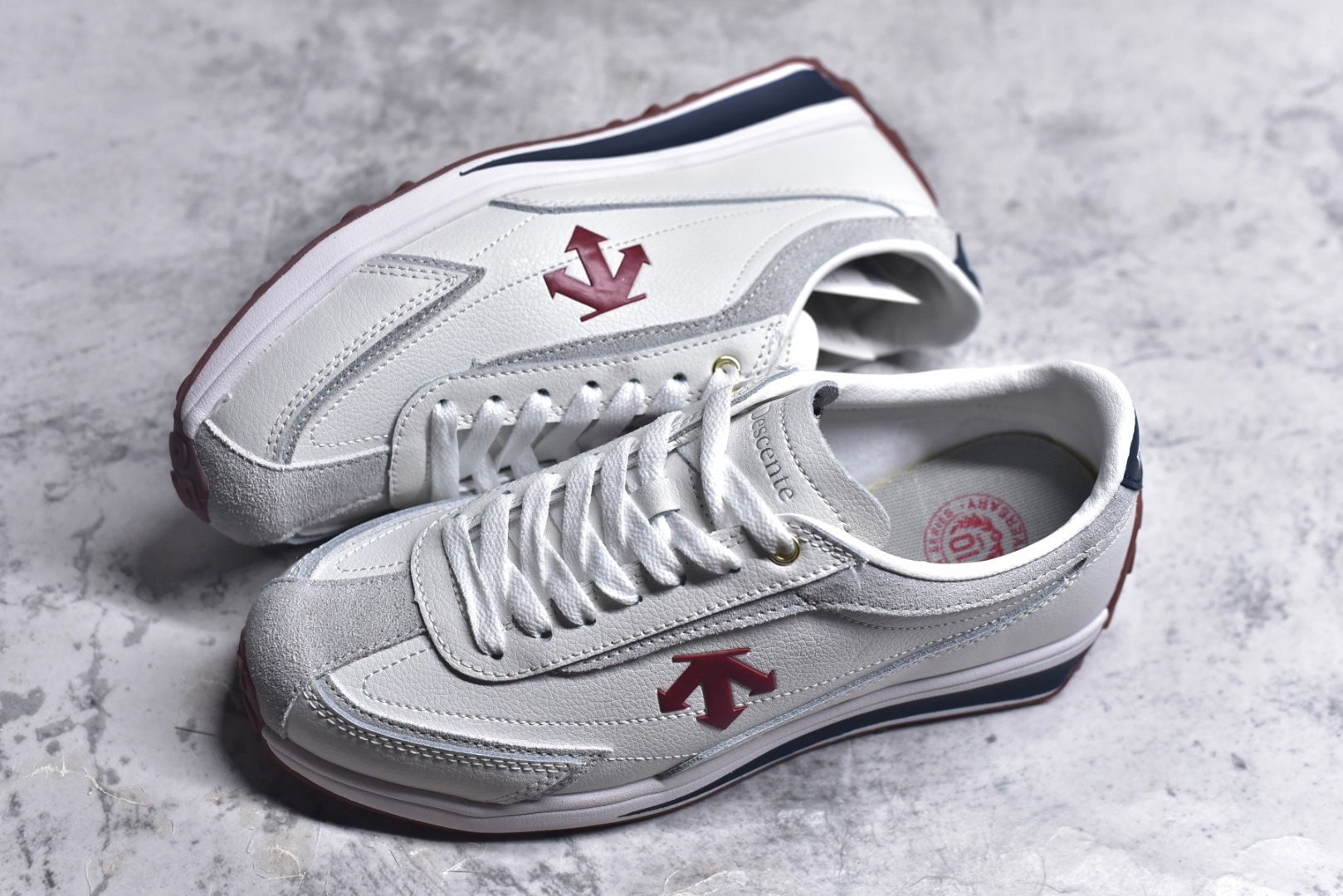 图片[7]-#DESCENTE Sport Style Chron Racer迪桑特舒适百搭防滑耐磨低帮生活休闲鞋 是一款集复古与现代于一体的低帮跑步鞋 简洁的牛皮鞋面不仅彰显出时尚的质感 还适用于多种场合的穿搭 这款鞋子的透气性能极佳 轻质弹性鞋底则提供了良好的舒适度和耐磨性 使你在行走或跑步时都能感受到脚底的柔软与支撑 尺码：36 36.5 37.5 38 38.5 39 40 40.5 41 42 42.5 43 44 44.5 45-选品中心