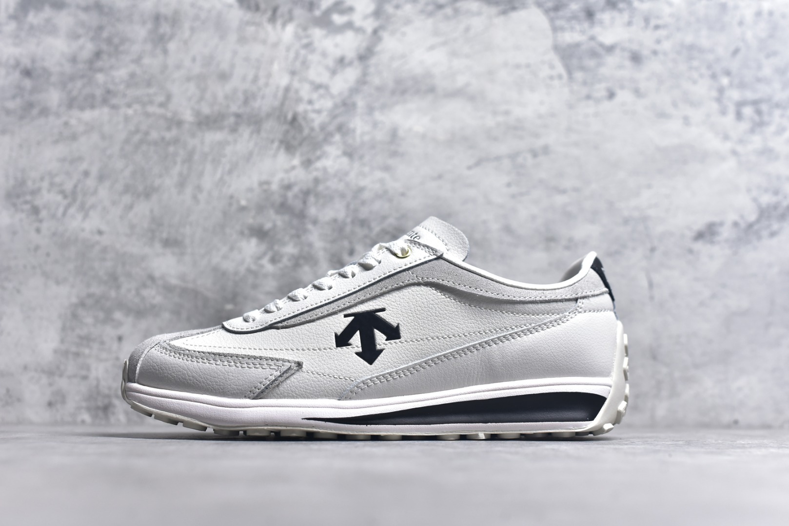 #DESCENTE Sport Style Chron Racer迪桑特舒适百搭防滑耐磨低帮生活休闲鞋 是一款集复古与现代于一体的低帮跑步鞋 简洁的牛皮鞋面不仅彰显出时尚的质感 还适用于多种场合的穿搭 这款鞋子的透气性能极佳 轻质弹性鞋底则提供了良好的舒适度和耐磨性 使你在行走或跑步时都能感受到脚底的柔软与支撑 尺码：36 36.5 37.5 38 38.5 39 40 40.5 41 42 42.5 43 44 44.5 45-选品中心