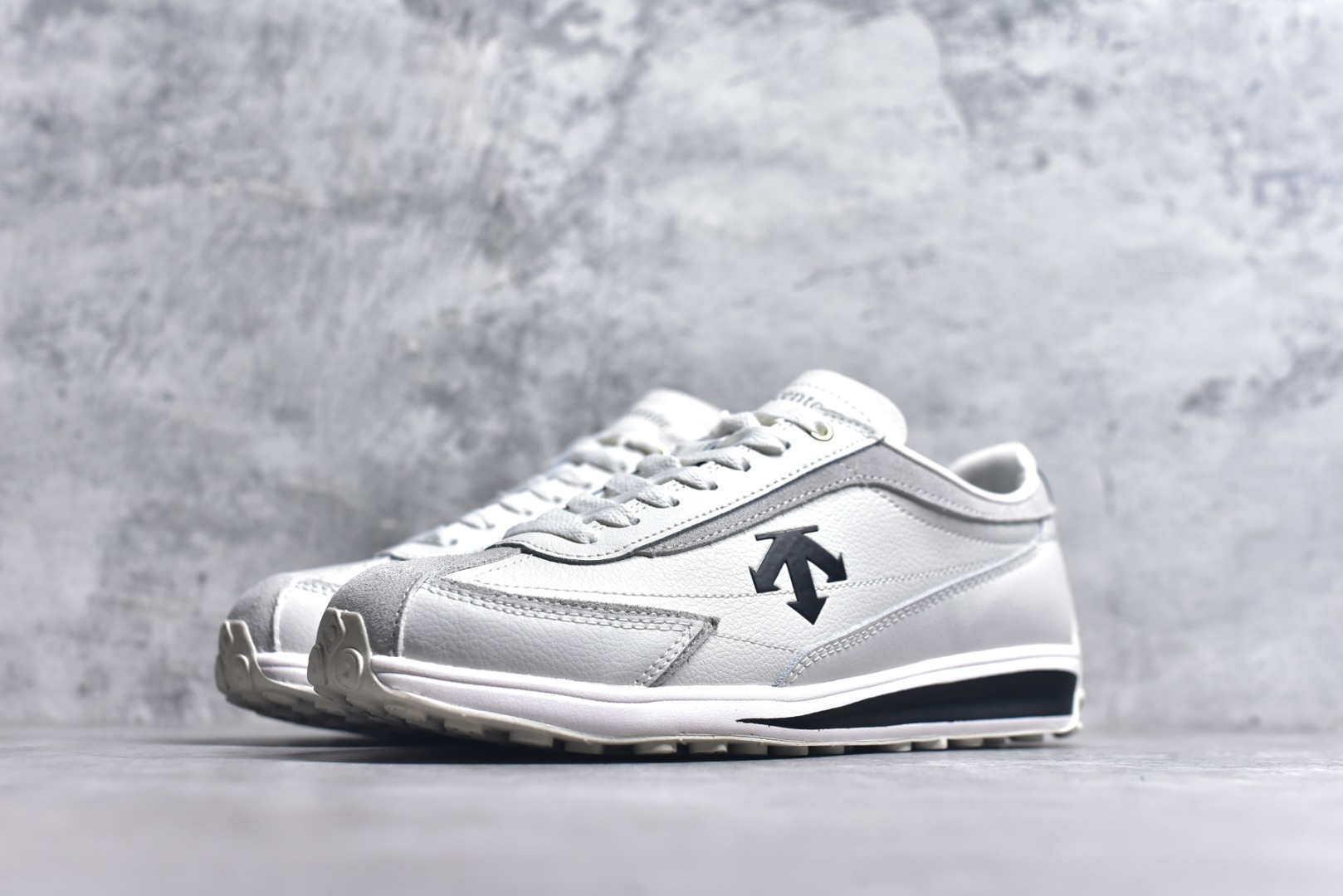 图片[2]-#DESCENTE Sport Style Chron Racer迪桑特舒适百搭防滑耐磨低帮生活休闲鞋 是一款集复古与现代于一体的低帮跑步鞋 简洁的牛皮鞋面不仅彰显出时尚的质感 还适用于多种场合的穿搭 这款鞋子的透气性能极佳 轻质弹性鞋底则提供了良好的舒适度和耐磨性 使你在行走或跑步时都能感受到脚底的柔软与支撑 尺码：36 36.5 37.5 38 38.5 39 40 40.5 41 42 42.5 43 44 44.5 45-选品中心