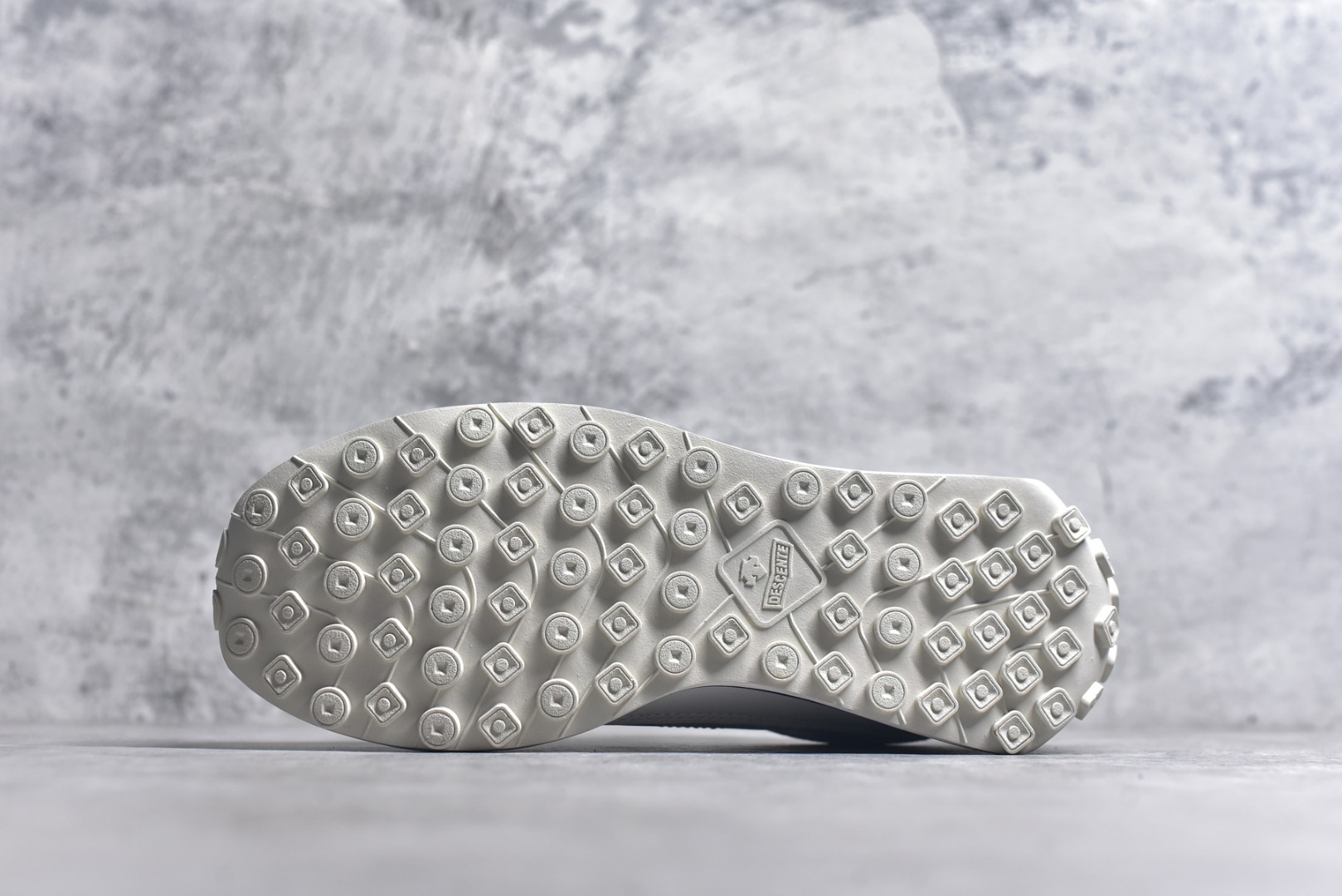 图片[6]-#DESCENTE Sport Style Chron Racer迪桑特舒适百搭防滑耐磨低帮生活休闲鞋 是一款集复古与现代于一体的低帮跑步鞋 简洁的牛皮鞋面不仅彰显出时尚的质感 还适用于多种场合的穿搭 这款鞋子的透气性能极佳 轻质弹性鞋底则提供了良好的舒适度和耐磨性 使你在行走或跑步时都能感受到脚底的柔软与支撑 尺码：36 36.5 37.5 38 38.5 39 40 40.5 41 42 42.5 43 44 44.5 45-选品中心