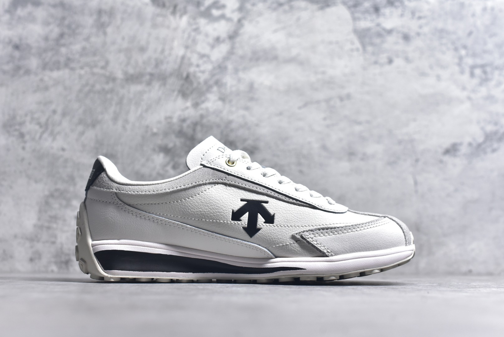 图片[3]-#DESCENTE Sport Style Chron Racer迪桑特舒适百搭防滑耐磨低帮生活休闲鞋 是一款集复古与现代于一体的低帮跑步鞋 简洁的牛皮鞋面不仅彰显出时尚的质感 还适用于多种场合的穿搭 这款鞋子的透气性能极佳 轻质弹性鞋底则提供了良好的舒适度和耐磨性 使你在行走或跑步时都能感受到脚底的柔软与支撑 尺码：36 36.5 37.5 38 38.5 39 40 40.5 41 42 42.5 43 44 44.5 45-选品中心