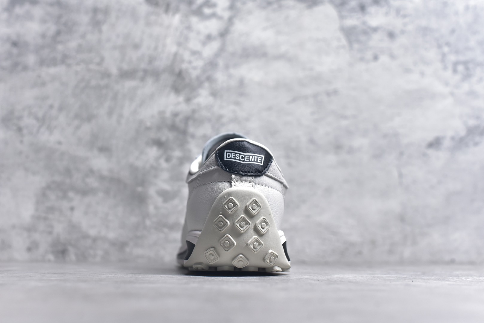 图片[5]-#DESCENTE Sport Style Chron Racer迪桑特舒适百搭防滑耐磨低帮生活休闲鞋 是一款集复古与现代于一体的低帮跑步鞋 简洁的牛皮鞋面不仅彰显出时尚的质感 还适用于多种场合的穿搭 这款鞋子的透气性能极佳 轻质弹性鞋底则提供了良好的舒适度和耐磨性 使你在行走或跑步时都能感受到脚底的柔软与支撑 尺码：36 36.5 37.5 38 38.5 39 40 40.5 41 42 42.5 43 44 44.5 45-选品中心