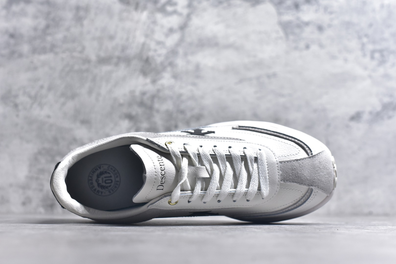 图片[4]-#DESCENTE Sport Style Chron Racer迪桑特舒适百搭防滑耐磨低帮生活休闲鞋 是一款集复古与现代于一体的低帮跑步鞋 简洁的牛皮鞋面不仅彰显出时尚的质感 还适用于多种场合的穿搭 这款鞋子的透气性能极佳 轻质弹性鞋底则提供了良好的舒适度和耐磨性 使你在行走或跑步时都能感受到脚底的柔软与支撑 尺码：36 36.5 37.5 38 38.5 39 40 40.5 41 42 42.5 43 44 44.5 45-选品中心
