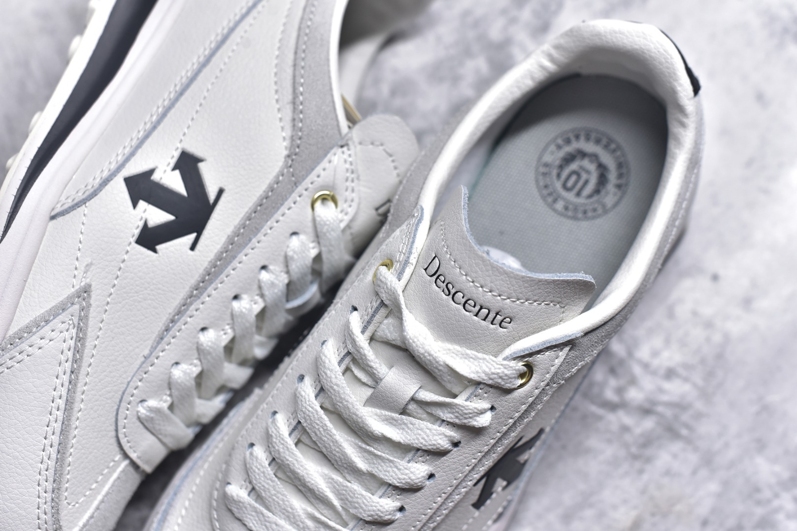 图片[9]-#DESCENTE Sport Style Chron Racer迪桑特舒适百搭防滑耐磨低帮生活休闲鞋 是一款集复古与现代于一体的低帮跑步鞋 简洁的牛皮鞋面不仅彰显出时尚的质感 还适用于多种场合的穿搭 这款鞋子的透气性能极佳 轻质弹性鞋底则提供了良好的舒适度和耐磨性 使你在行走或跑步时都能感受到脚底的柔软与支撑 尺码：36 36.5 37.5 38 38.5 39 40 40.5 41 42 42.5 43 44 44.5 45-选品中心