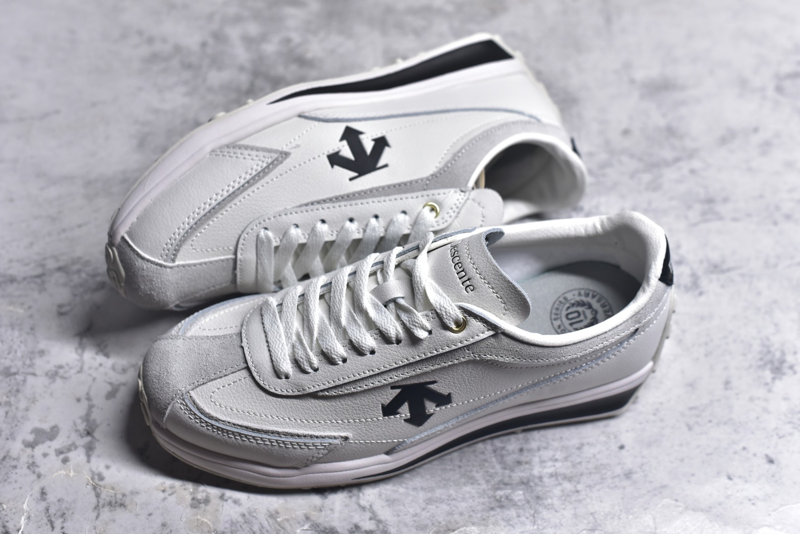 图片[7]-#DESCENTE Sport Style Chron Racer迪桑特舒适百搭防滑耐磨低帮生活休闲鞋 是一款集复古与现代于一体的低帮跑步鞋 简洁的牛皮鞋面不仅彰显出时尚的质感 还适用于多种场合的穿搭 这款鞋子的透气性能极佳 轻质弹性鞋底则提供了良好的舒适度和耐磨性 使你在行走或跑步时都能感受到脚底的柔软与支撑 尺码：36 36.5 37.5 38 38.5 39 40 40.5 41 42 42.5 43 44 44.5 45-选品中心