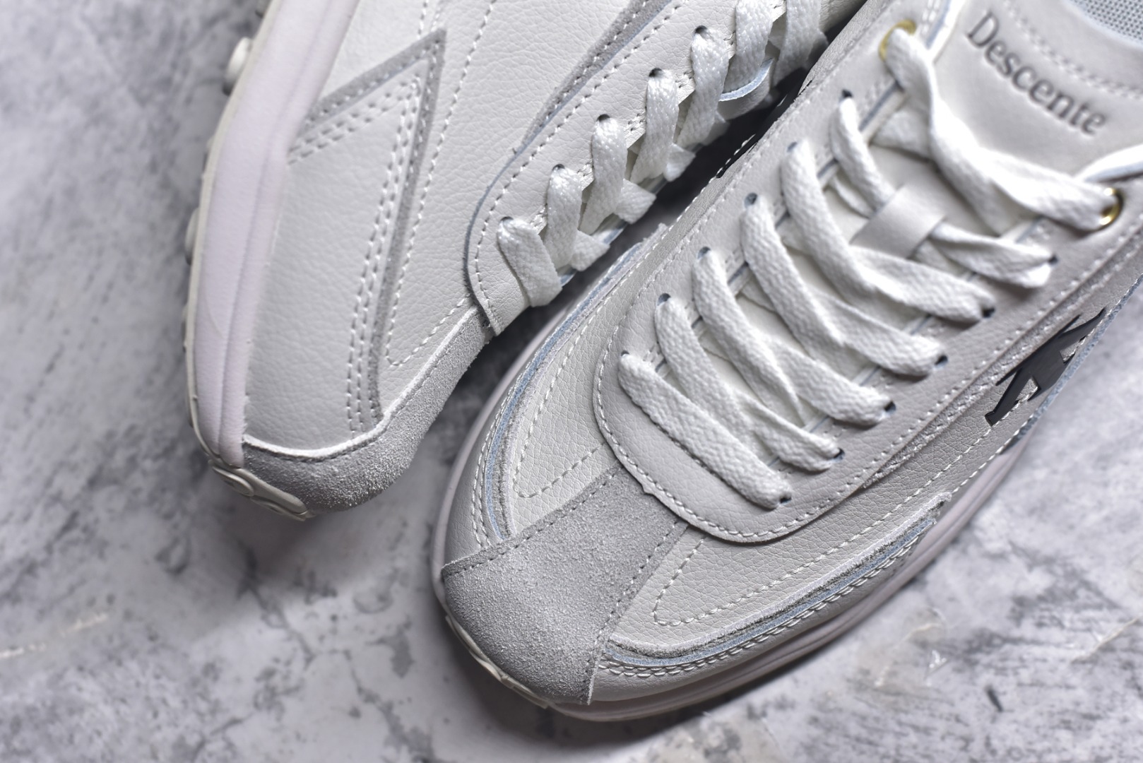 图片[8]-#DESCENTE Sport Style Chron Racer迪桑特舒适百搭防滑耐磨低帮生活休闲鞋 是一款集复古与现代于一体的低帮跑步鞋 简洁的牛皮鞋面不仅彰显出时尚的质感 还适用于多种场合的穿搭 这款鞋子的透气性能极佳 轻质弹性鞋底则提供了良好的舒适度和耐磨性 使你在行走或跑步时都能感受到脚底的柔软与支撑 尺码：36 36.5 37.5 38 38.5 39 40 40.5 41 42 42.5 43 44 44.5 45-选品中心