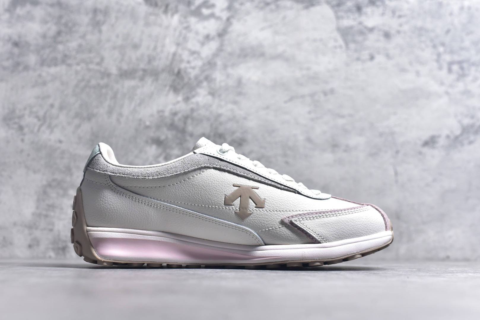 图片[3]-#DESCENTE Sport Style Chron Racer迪桑特舒适百搭防滑耐磨低帮生活休闲鞋 是一款集复古与现代于一体的低帮跑步鞋 简洁的牛皮鞋面不仅彰显出时尚的质感 还适用于多种场合的穿搭 这款鞋子的透气性能极佳 轻质弹性鞋底则提供了良好的舒适度和耐磨性 使你在行走或跑步时都能感受到脚底的柔软与支撑 尺码：36 36.5 37.5 38 38.5 39 40 40.5 41 42 42.5 43 44 44.5 45-选品中心