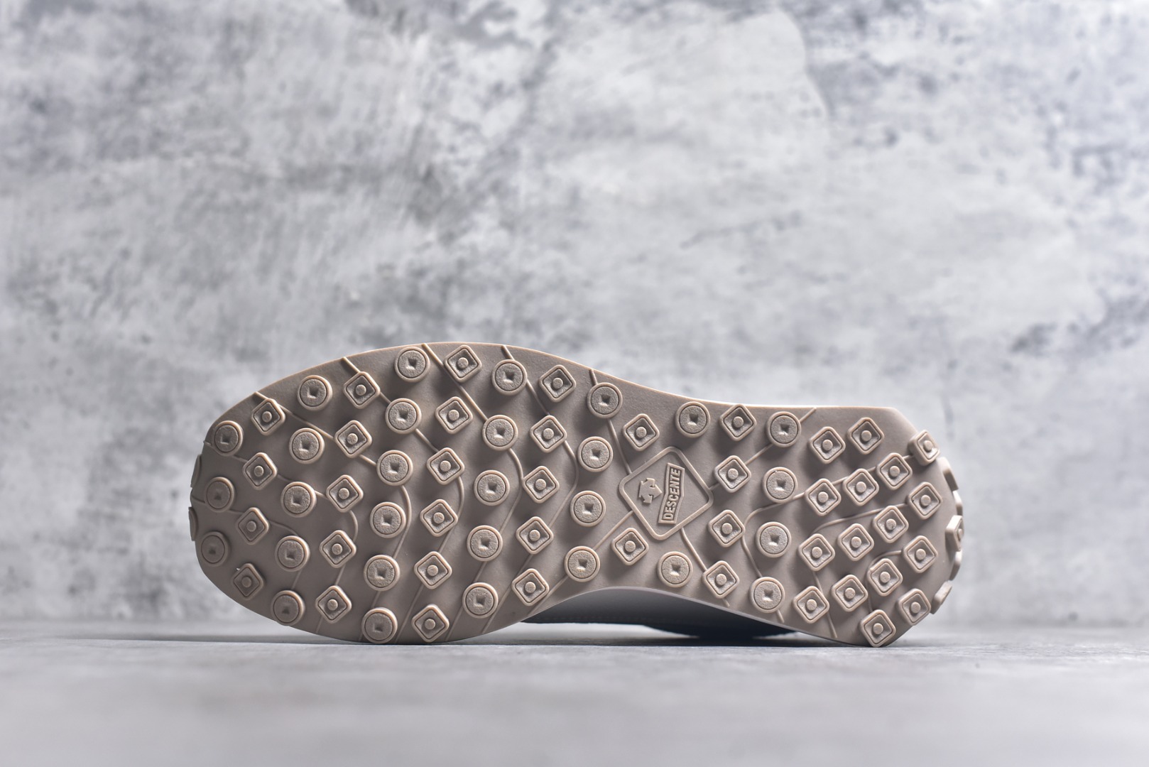 图片[6]-#DESCENTE Sport Style Chron Racer迪桑特舒适百搭防滑耐磨低帮生活休闲鞋 是一款集复古与现代于一体的低帮跑步鞋 简洁的牛皮鞋面不仅彰显出时尚的质感 还适用于多种场合的穿搭 这款鞋子的透气性能极佳 轻质弹性鞋底则提供了良好的舒适度和耐磨性 使你在行走或跑步时都能感受到脚底的柔软与支撑 尺码：36 36.5 37.5 38 38.5 39 40 40.5 41 42 42.5 43 44 44.5 45-选品中心