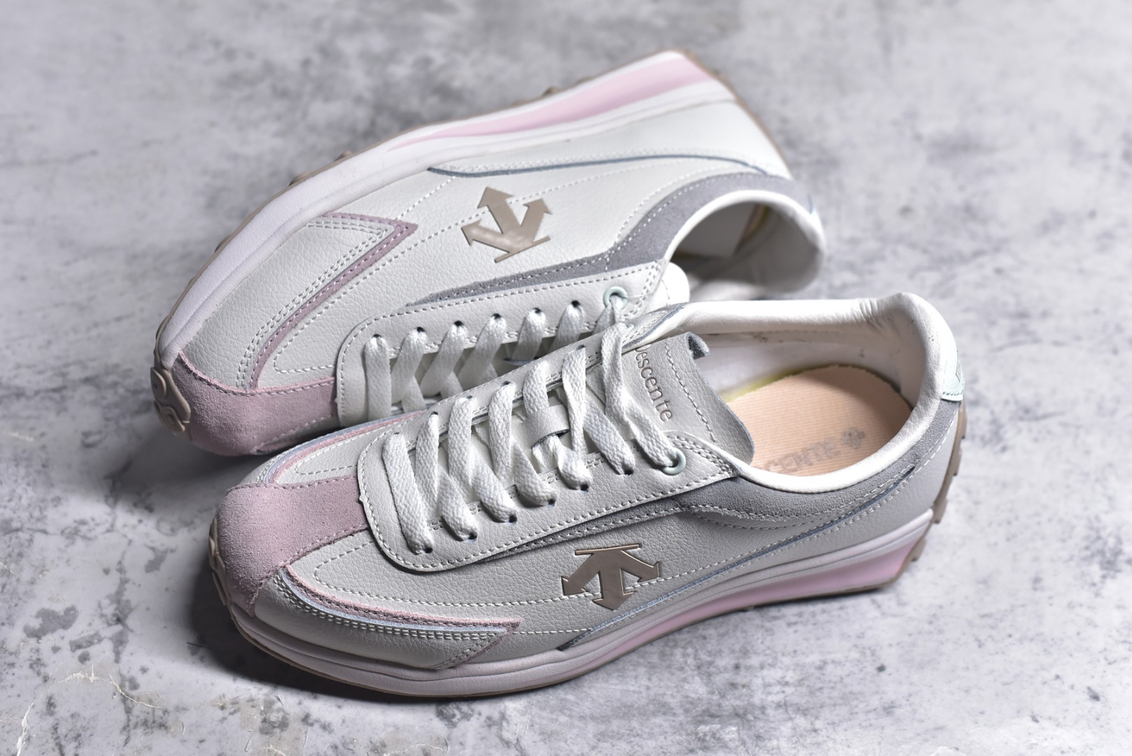 图片[7]-#DESCENTE Sport Style Chron Racer迪桑特舒适百搭防滑耐磨低帮生活休闲鞋 是一款集复古与现代于一体的低帮跑步鞋 简洁的牛皮鞋面不仅彰显出时尚的质感 还适用于多种场合的穿搭 这款鞋子的透气性能极佳 轻质弹性鞋底则提供了良好的舒适度和耐磨性 使你在行走或跑步时都能感受到脚底的柔软与支撑 尺码：36 36.5 37.5 38 38.5 39 40 40.5 41 42 42.5 43 44 44.5 45-选品中心
