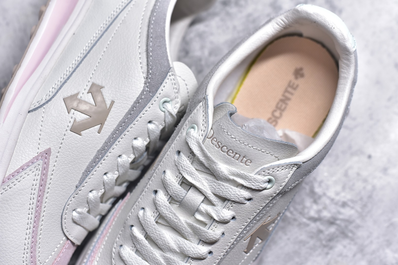 图片[9]-#DESCENTE Sport Style Chron Racer迪桑特舒适百搭防滑耐磨低帮生活休闲鞋 是一款集复古与现代于一体的低帮跑步鞋 简洁的牛皮鞋面不仅彰显出时尚的质感 还适用于多种场合的穿搭 这款鞋子的透气性能极佳 轻质弹性鞋底则提供了良好的舒适度和耐磨性 使你在行走或跑步时都能感受到脚底的柔软与支撑 尺码：36 36.5 37.5 38 38.5 39 40 40.5 41 42 42.5 43 44 44.5 45-选品中心