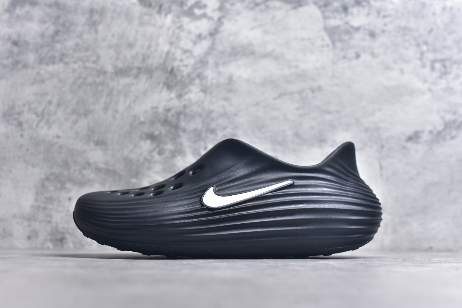 #NK ReactX Rejuven8 简约舒适百搭洞洞鞋 HV5060-001 重金购入原鞋及原档案磨具生产指令开发 唯一正确组合大底 组合侧面Logo 鞋头不过分上翘 后跟Logo 凹凸明显 轮廓分明 LOGO内侧钢印清晰工整 原厂磨具全鞋无多余毛边 同源公司EVA粒子环保塑料 原厂指令配方 无任何异味 弹性卡色均保持原鞋一致 匠心打造 鞋口弧度大小 鞋面色泽质感同步原鞋 LOGO内侧钢印清晰工整 从名字就能看出，这款鞋搭载了React X缓震科技，保证了舒适的脚感和轻盈的穿着体验。设计上，这双鞋采用了近几年非常流行的洞洞鞋风格，但特别之处在于加入了波浪纹路细节，让整个鞋型看起来更有立体感，视觉上也增添了几分现代感。尺码：36 36.5 37.5 38 38.5 39 40 40.5 41 42 42.5 43 44 44.5 45 46-选品中心