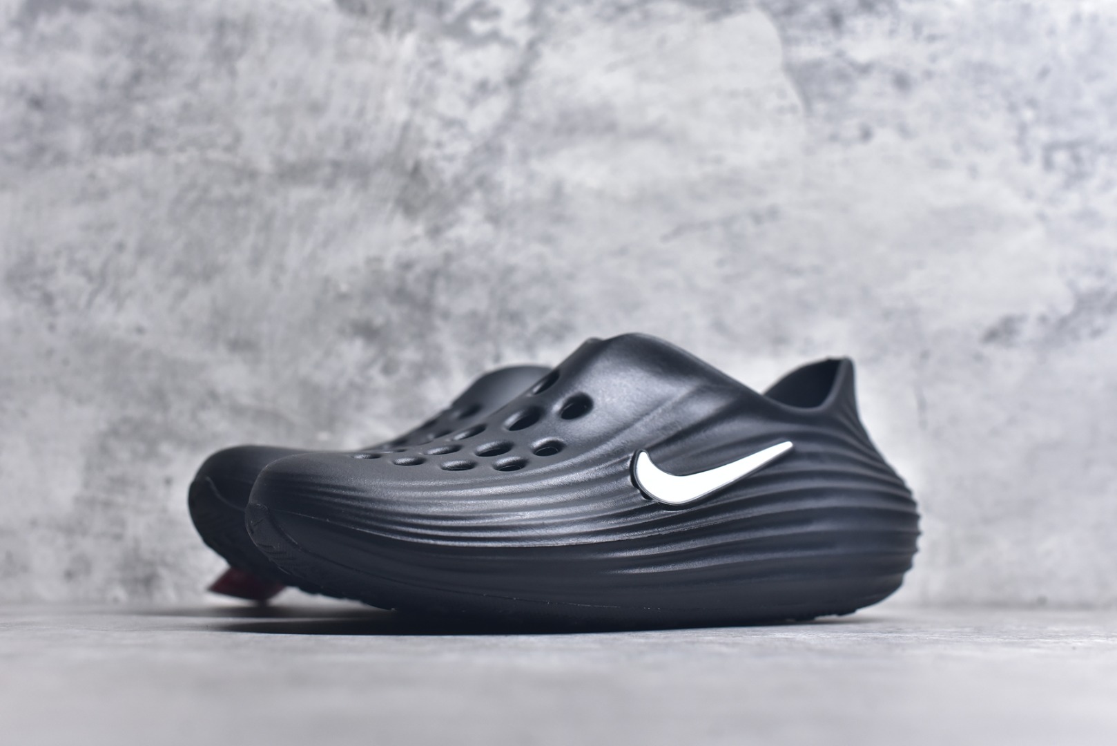 图片[2]-#NK ReactX Rejuven8 简约舒适百搭洞洞鞋 HV5060-001 重金购入原鞋及原档案磨具生产指令开发 唯一正确组合大底 组合侧面Logo 鞋头不过分上翘 后跟Logo 凹凸明显 轮廓分明 LOGO内侧钢印清晰工整 原厂磨具全鞋无多余毛边 同源公司EVA粒子环保塑料 原厂指令配方 无任何异味 弹性卡色均保持原鞋一致 匠心打造 鞋口弧度大小 鞋面色泽质感同步原鞋 LOGO内侧钢印清晰工整 从名字就能看出，这款鞋搭载了React X缓震科技，保证了舒适的脚感和轻盈的穿着体验。设计上，这双鞋采用了近几年非常流行的洞洞鞋风格，但特别之处在于加入了波浪纹路细节，让整个鞋型看起来更有立体感，视觉上也增添了几分现代感。尺码：36 36.5 37.5 38 38.5 39 40 40.5 41 42 42.5 43 44 44.5 45 46-选品中心