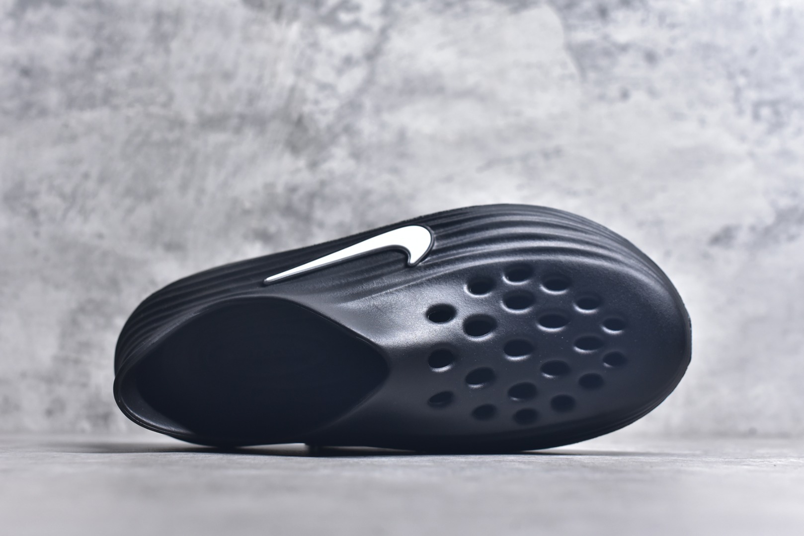 图片[4]-#NK ReactX Rejuven8 简约舒适百搭洞洞鞋 HV5060-001 重金购入原鞋及原档案磨具生产指令开发 唯一正确组合大底 组合侧面Logo 鞋头不过分上翘 后跟Logo 凹凸明显 轮廓分明 LOGO内侧钢印清晰工整 原厂磨具全鞋无多余毛边 同源公司EVA粒子环保塑料 原厂指令配方 无任何异味 弹性卡色均保持原鞋一致 匠心打造 鞋口弧度大小 鞋面色泽质感同步原鞋 LOGO内侧钢印清晰工整 从名字就能看出，这款鞋搭载了React X缓震科技，保证了舒适的脚感和轻盈的穿着体验。设计上，这双鞋采用了近几年非常流行的洞洞鞋风格，但特别之处在于加入了波浪纹路细节，让整个鞋型看起来更有立体感，视觉上也增添了几分现代感。尺码：36 36.5 37.5 38 38.5 39 40 40.5 41 42 42.5 43 44 44.5 45 46-选品中心