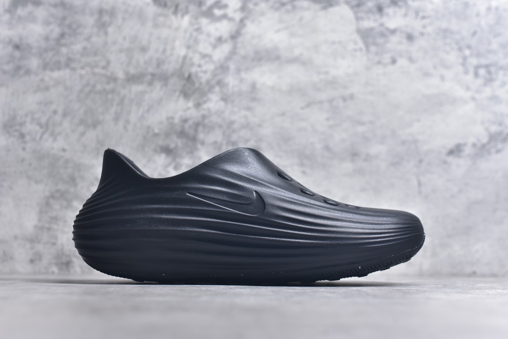 图片[3]-#NK ReactX Rejuven8 简约舒适百搭洞洞鞋 HV5060-001 重金购入原鞋及原档案磨具生产指令开发 唯一正确组合大底 组合侧面Logo 鞋头不过分上翘 后跟Logo 凹凸明显 轮廓分明 LOGO内侧钢印清晰工整 原厂磨具全鞋无多余毛边 同源公司EVA粒子环保塑料 原厂指令配方 无任何异味 弹性卡色均保持原鞋一致 匠心打造 鞋口弧度大小 鞋面色泽质感同步原鞋 LOGO内侧钢印清晰工整 从名字就能看出，这款鞋搭载了React X缓震科技，保证了舒适的脚感和轻盈的穿着体验。设计上，这双鞋采用了近几年非常流行的洞洞鞋风格，但特别之处在于加入了波浪纹路细节，让整个鞋型看起来更有立体感，视觉上也增添了几分现代感。尺码：36 36.5 37.5 38 38.5 39 40 40.5 41 42 42.5 43 44 44.5 45 46-选品中心