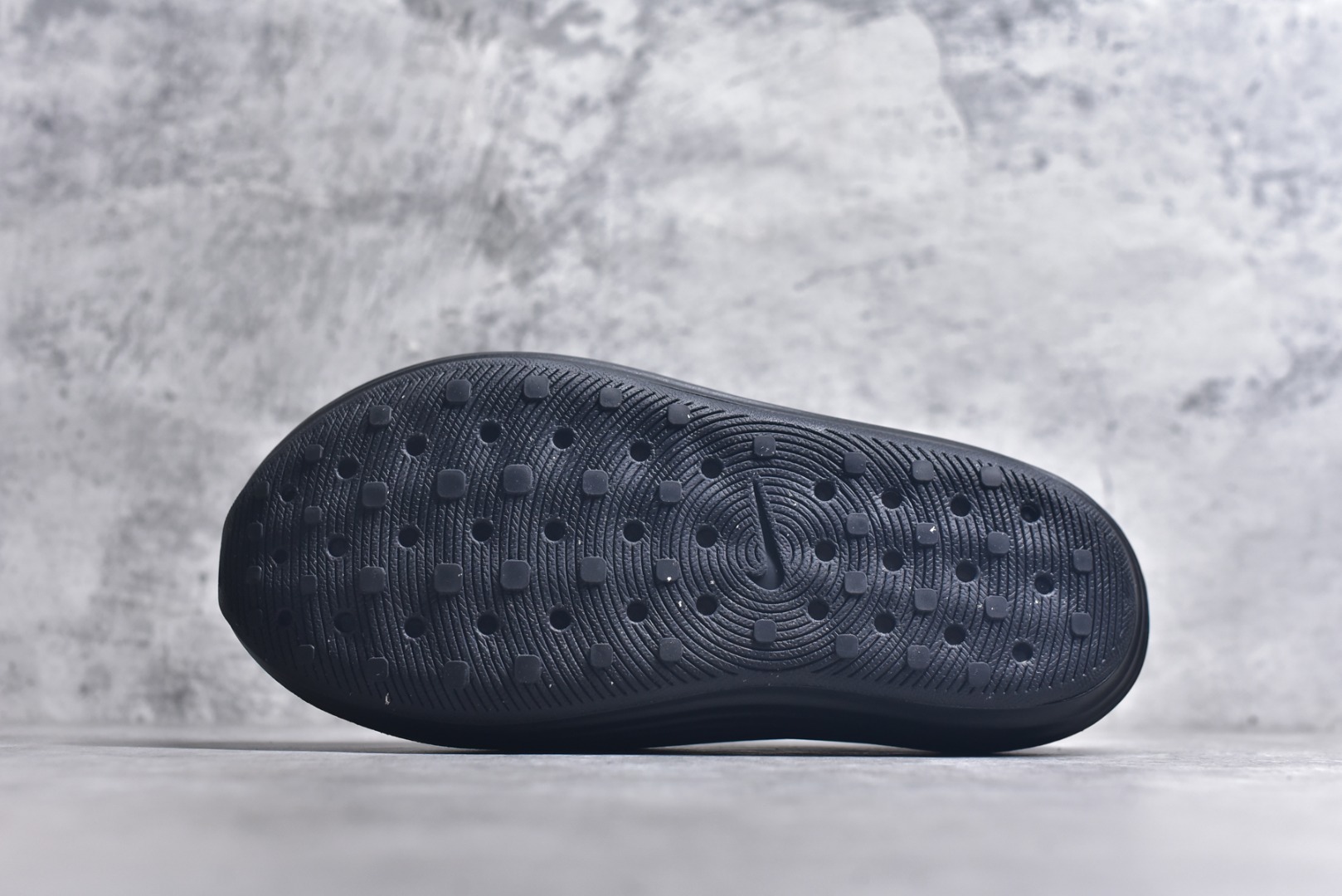 图片[6]-#NK ReactX Rejuven8 简约舒适百搭洞洞鞋 HV5060-001 重金购入原鞋及原档案磨具生产指令开发 唯一正确组合大底 组合侧面Logo 鞋头不过分上翘 后跟Logo 凹凸明显 轮廓分明 LOGO内侧钢印清晰工整 原厂磨具全鞋无多余毛边 同源公司EVA粒子环保塑料 原厂指令配方 无任何异味 弹性卡色均保持原鞋一致 匠心打造 鞋口弧度大小 鞋面色泽质感同步原鞋 LOGO内侧钢印清晰工整 从名字就能看出，这款鞋搭载了React X缓震科技，保证了舒适的脚感和轻盈的穿着体验。设计上，这双鞋采用了近几年非常流行的洞洞鞋风格，但特别之处在于加入了波浪纹路细节，让整个鞋型看起来更有立体感，视觉上也增添了几分现代感。尺码：36 36.5 37.5 38 38.5 39 40 40.5 41 42 42.5 43 44 44.5 45 46-选品中心