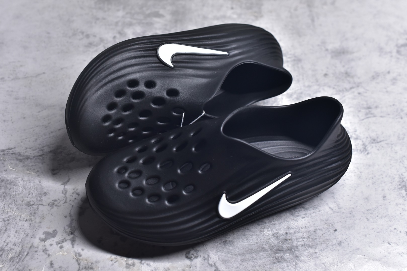 图片[7]-#NK ReactX Rejuven8 简约舒适百搭洞洞鞋 HV5060-001 重金购入原鞋及原档案磨具生产指令开发 唯一正确组合大底 组合侧面Logo 鞋头不过分上翘 后跟Logo 凹凸明显 轮廓分明 LOGO内侧钢印清晰工整 原厂磨具全鞋无多余毛边 同源公司EVA粒子环保塑料 原厂指令配方 无任何异味 弹性卡色均保持原鞋一致 匠心打造 鞋口弧度大小 鞋面色泽质感同步原鞋 LOGO内侧钢印清晰工整 从名字就能看出，这款鞋搭载了React X缓震科技，保证了舒适的脚感和轻盈的穿着体验。设计上，这双鞋采用了近几年非常流行的洞洞鞋风格，但特别之处在于加入了波浪纹路细节，让整个鞋型看起来更有立体感，视觉上也增添了几分现代感。尺码：36 36.5 37.5 38 38.5 39 40 40.5 41 42 42.5 43 44 44.5 45 46-选品中心