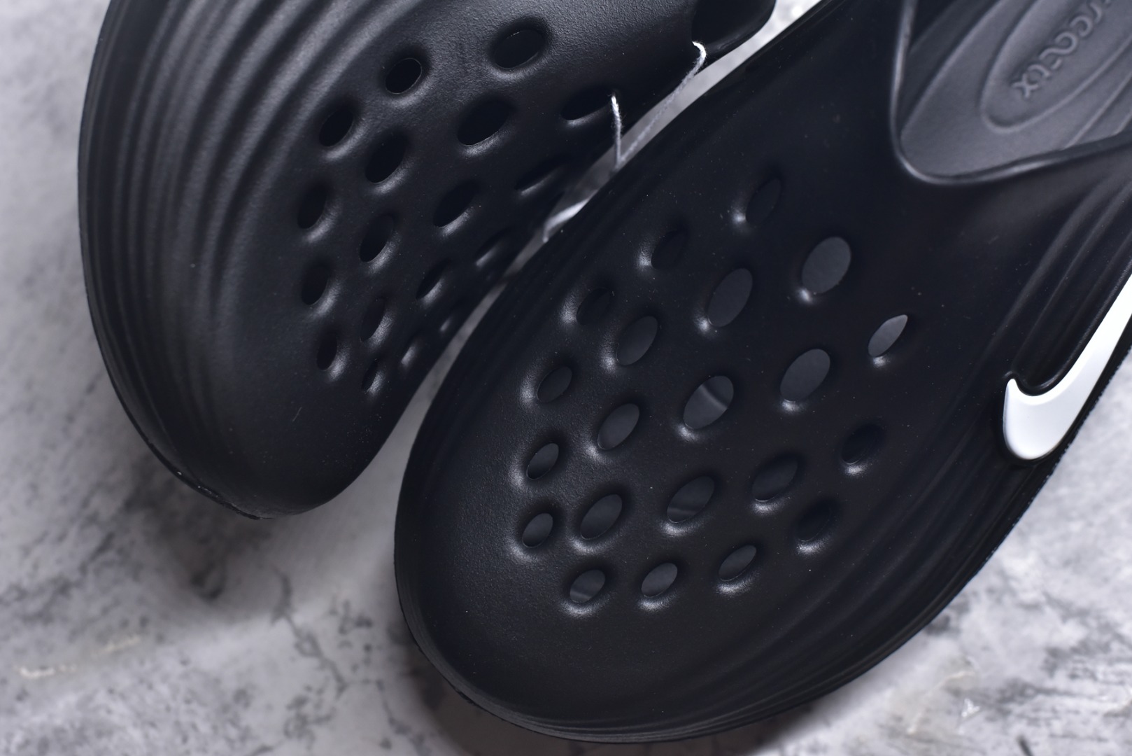 图片[8]-#NK ReactX Rejuven8 简约舒适百搭洞洞鞋 HV5060-001 重金购入原鞋及原档案磨具生产指令开发 唯一正确组合大底 组合侧面Logo 鞋头不过分上翘 后跟Logo 凹凸明显 轮廓分明 LOGO内侧钢印清晰工整 原厂磨具全鞋无多余毛边 同源公司EVA粒子环保塑料 原厂指令配方 无任何异味 弹性卡色均保持原鞋一致 匠心打造 鞋口弧度大小 鞋面色泽质感同步原鞋 LOGO内侧钢印清晰工整 从名字就能看出，这款鞋搭载了React X缓震科技，保证了舒适的脚感和轻盈的穿着体验。设计上，这双鞋采用了近几年非常流行的洞洞鞋风格，但特别之处在于加入了波浪纹路细节，让整个鞋型看起来更有立体感，视觉上也增添了几分现代感。尺码：36 36.5 37.5 38 38.5 39 40 40.5 41 42 42.5 43 44 44.5 45 46-选品中心