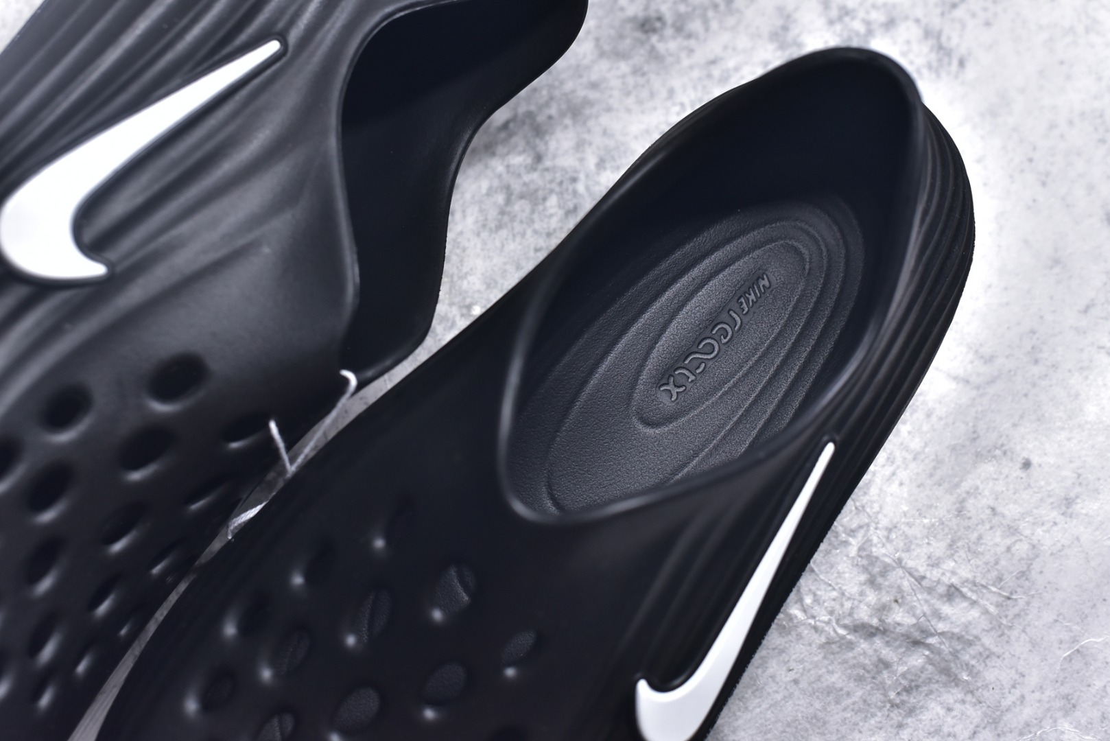 图片[9]-#NK ReactX Rejuven8 简约舒适百搭洞洞鞋 HV5060-001 重金购入原鞋及原档案磨具生产指令开发 唯一正确组合大底 组合侧面Logo 鞋头不过分上翘 后跟Logo 凹凸明显 轮廓分明 LOGO内侧钢印清晰工整 原厂磨具全鞋无多余毛边 同源公司EVA粒子环保塑料 原厂指令配方 无任何异味 弹性卡色均保持原鞋一致 匠心打造 鞋口弧度大小 鞋面色泽质感同步原鞋 LOGO内侧钢印清晰工整 从名字就能看出，这款鞋搭载了React X缓震科技，保证了舒适的脚感和轻盈的穿着体验。设计上，这双鞋采用了近几年非常流行的洞洞鞋风格，但特别之处在于加入了波浪纹路细节，让整个鞋型看起来更有立体感，视觉上也增添了几分现代感。尺码：36 36.5 37.5 38 38.5 39 40 40.5 41 42 42.5 43 44 44.5 45 46-选品中心