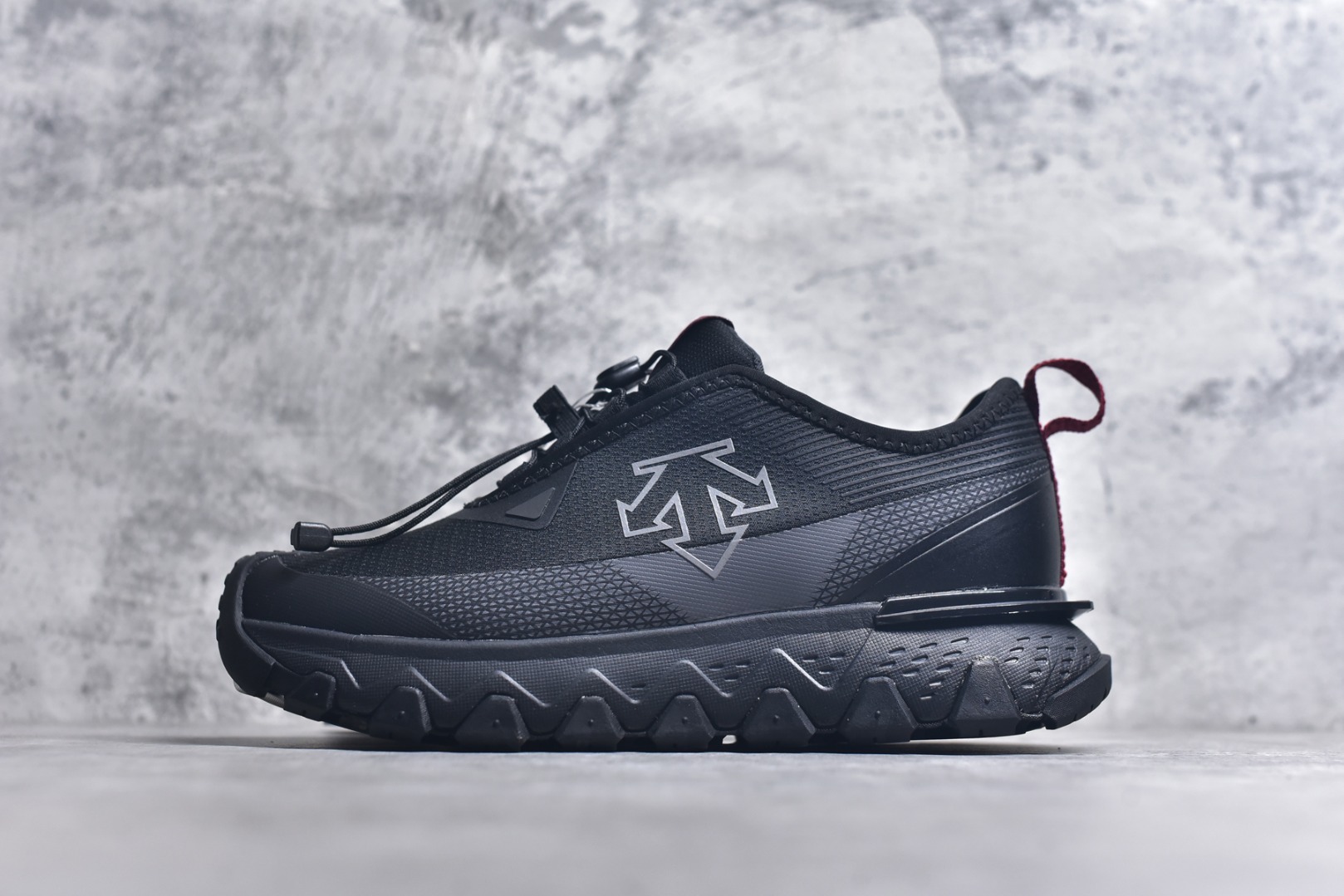 #DESCENTE SKI STYLE SNOW RIDE 迪桑特舒适防滑耐磨低帮生活休闲鞋 DESCENTE（迪桑特）创立于1935年，品牌名取自法语词汇，意为“滑降”。品牌箭头标识代表滑雪的三种技术“高速直线滑行”、“穿越”和“侧滑”，也寓意品牌在打造高端专业运动产品中不断追求完美的创新精神，致力于成为中国高端专业滑雪、综训、女子、铁人三项、高尔夫的第一品牌。尺码：39 40 40.5 41 42 42.5 43 44 44.5 45 46-选品中心