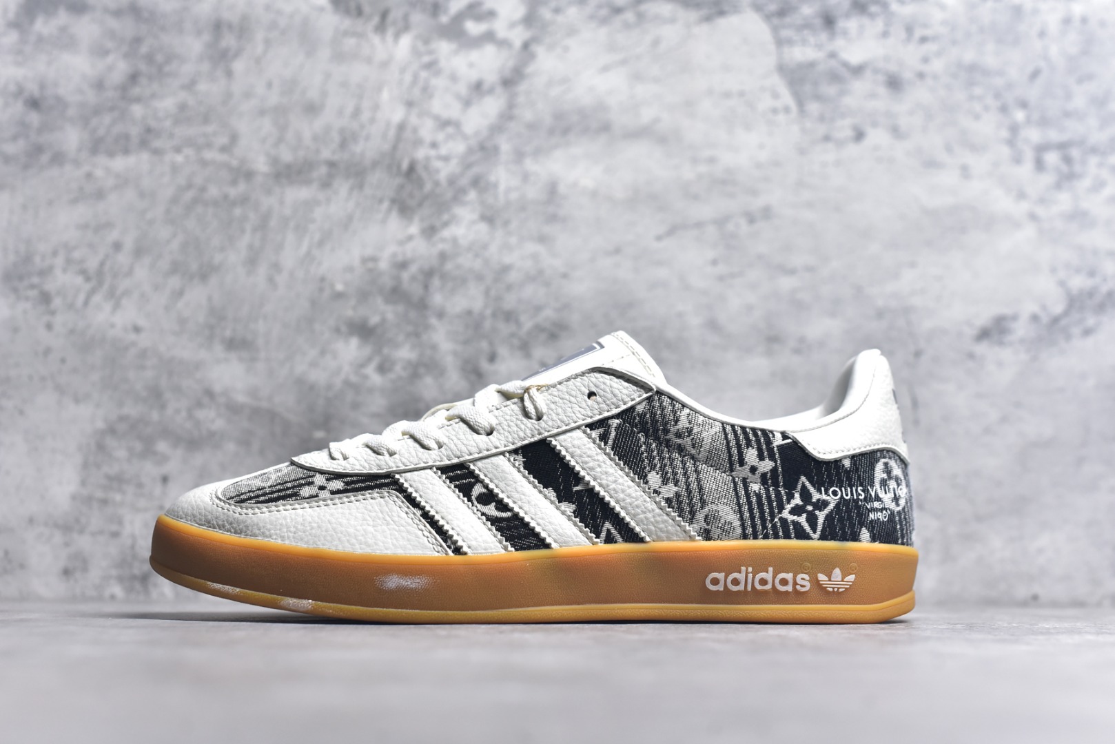 #adidas 德训鞋 “LV联名-黑灰牛仔”高端定制 大厂纯原品质出货 超高清洁度 细节完美 舒适百搭 低帮休闲板鞋 男女同款 货号：SC9207-730 尺码：36 36.5 37.5 38 38.5 39 40 40.5 41 42 42.5 43 44 44.5 45-选品中心