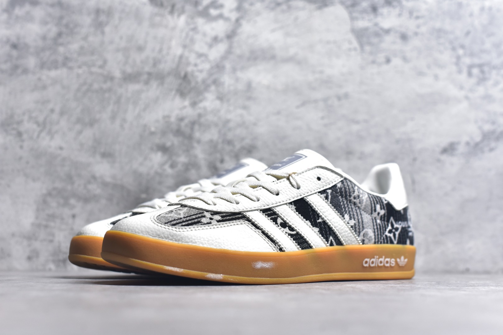 图片[2]-#adidas 德训鞋 “LV联名-黑灰牛仔”高端定制 大厂纯原品质出货 超高清洁度 细节完美 舒适百搭 低帮休闲板鞋 男女同款 货号：SC9207-730 尺码：36 36.5 37.5 38 38.5 39 40 40.5 41 42 42.5 43 44 44.5 45-选品中心