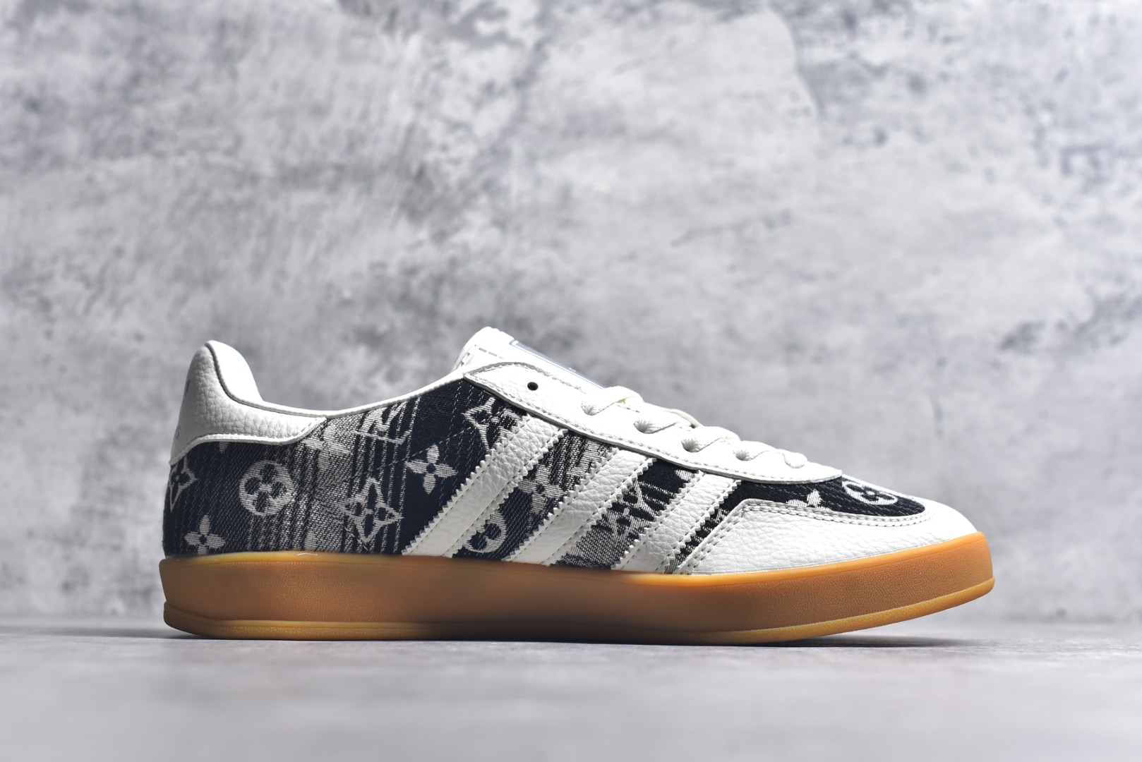 图片[3]-#adidas 德训鞋 “LV联名-黑灰牛仔”高端定制 大厂纯原品质出货 超高清洁度 细节完美 舒适百搭 低帮休闲板鞋 男女同款 货号：SC9207-730 尺码：36 36.5 37.5 38 38.5 39 40 40.5 41 42 42.5 43 44 44.5 45-选品中心