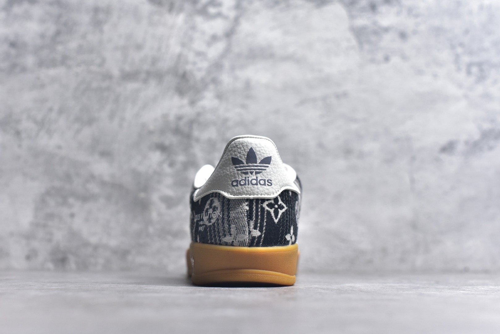 图片[5]-#adidas 德训鞋 “LV联名-黑灰牛仔”高端定制 大厂纯原品质出货 超高清洁度 细节完美 舒适百搭 低帮休闲板鞋 男女同款 货号：SC9207-730 尺码：36 36.5 37.5 38 38.5 39 40 40.5 41 42 42.5 43 44 44.5 45-选品中心