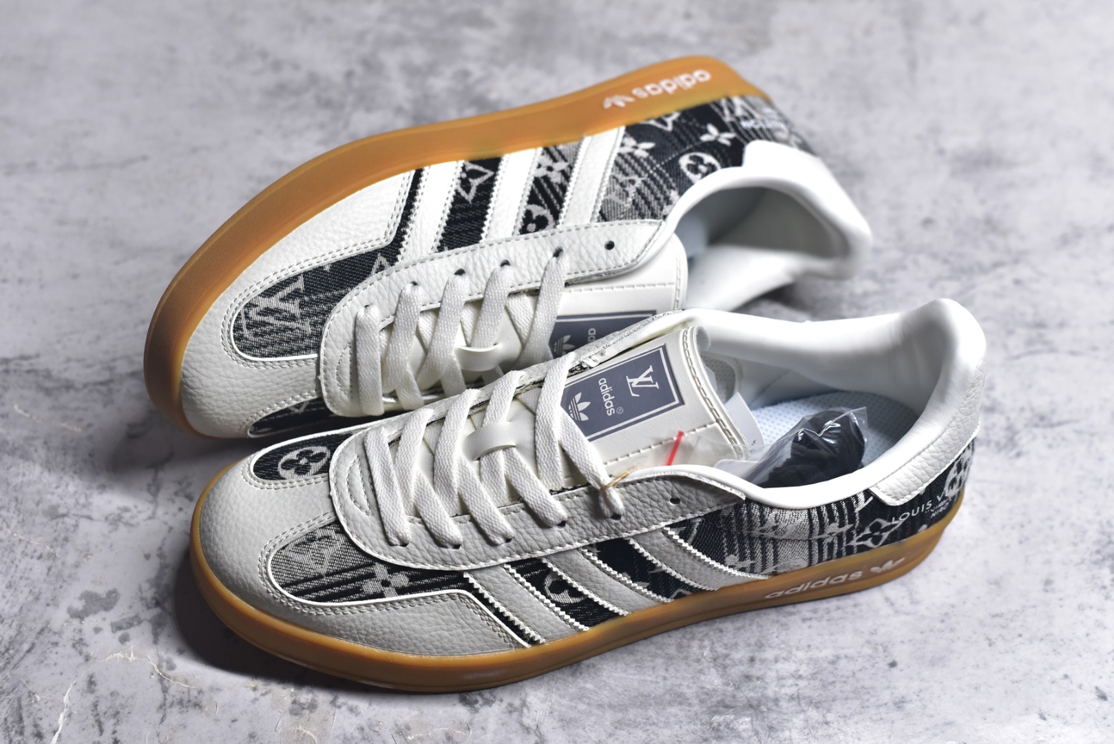 图片[7]-#adidas 德训鞋 “LV联名-黑灰牛仔”高端定制 大厂纯原品质出货 超高清洁度 细节完美 舒适百搭 低帮休闲板鞋 男女同款 货号：SC9207-730 尺码：36 36.5 37.5 38 38.5 39 40 40.5 41 42 42.5 43 44 44.5 45-选品中心