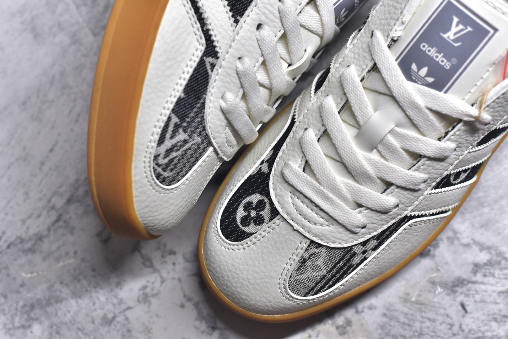 图片[8]-#adidas 德训鞋 “LV联名-黑灰牛仔”高端定制 大厂纯原品质出货 超高清洁度 细节完美 舒适百搭 低帮休闲板鞋 男女同款 货号：SC9207-730 尺码：36 36.5 37.5 38 38.5 39 40 40.5 41 42 42.5 43 44 44.5 45-选品中心