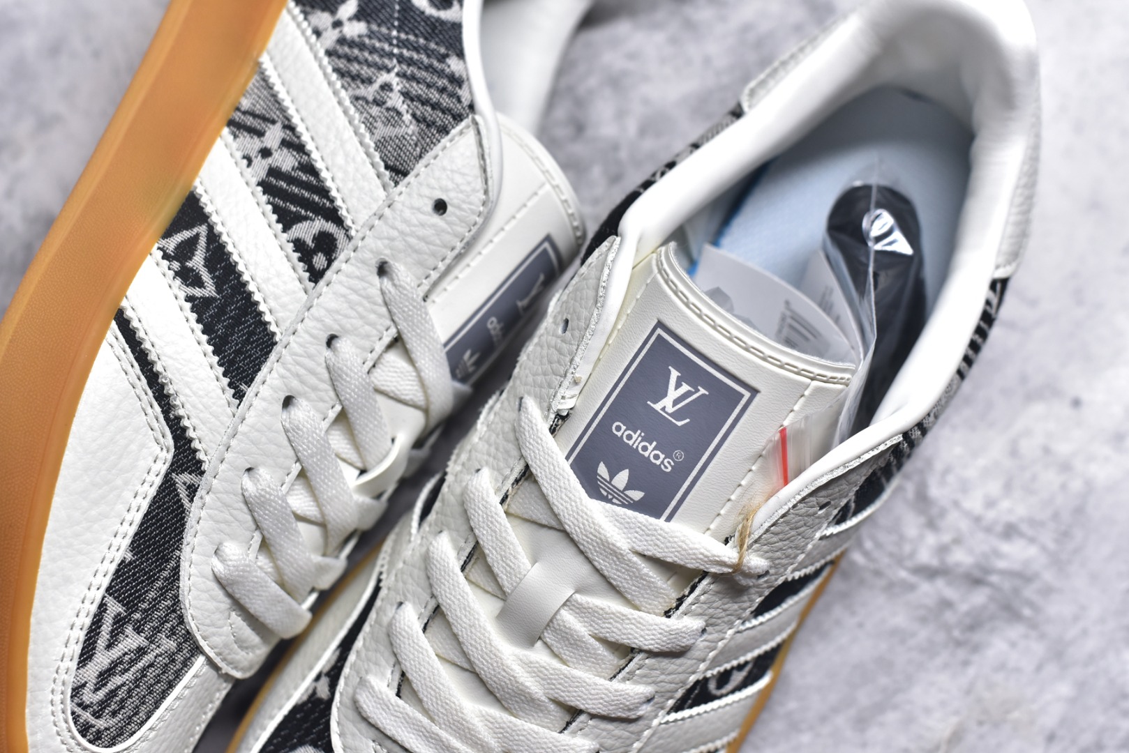 图片[9]-#adidas 德训鞋 “LV联名-黑灰牛仔”高端定制 大厂纯原品质出货 超高清洁度 细节完美 舒适百搭 低帮休闲板鞋 男女同款 货号：SC9207-730 尺码：36 36.5 37.5 38 38.5 39 40 40.5 41 42 42.5 43 44 44.5 45-选品中心