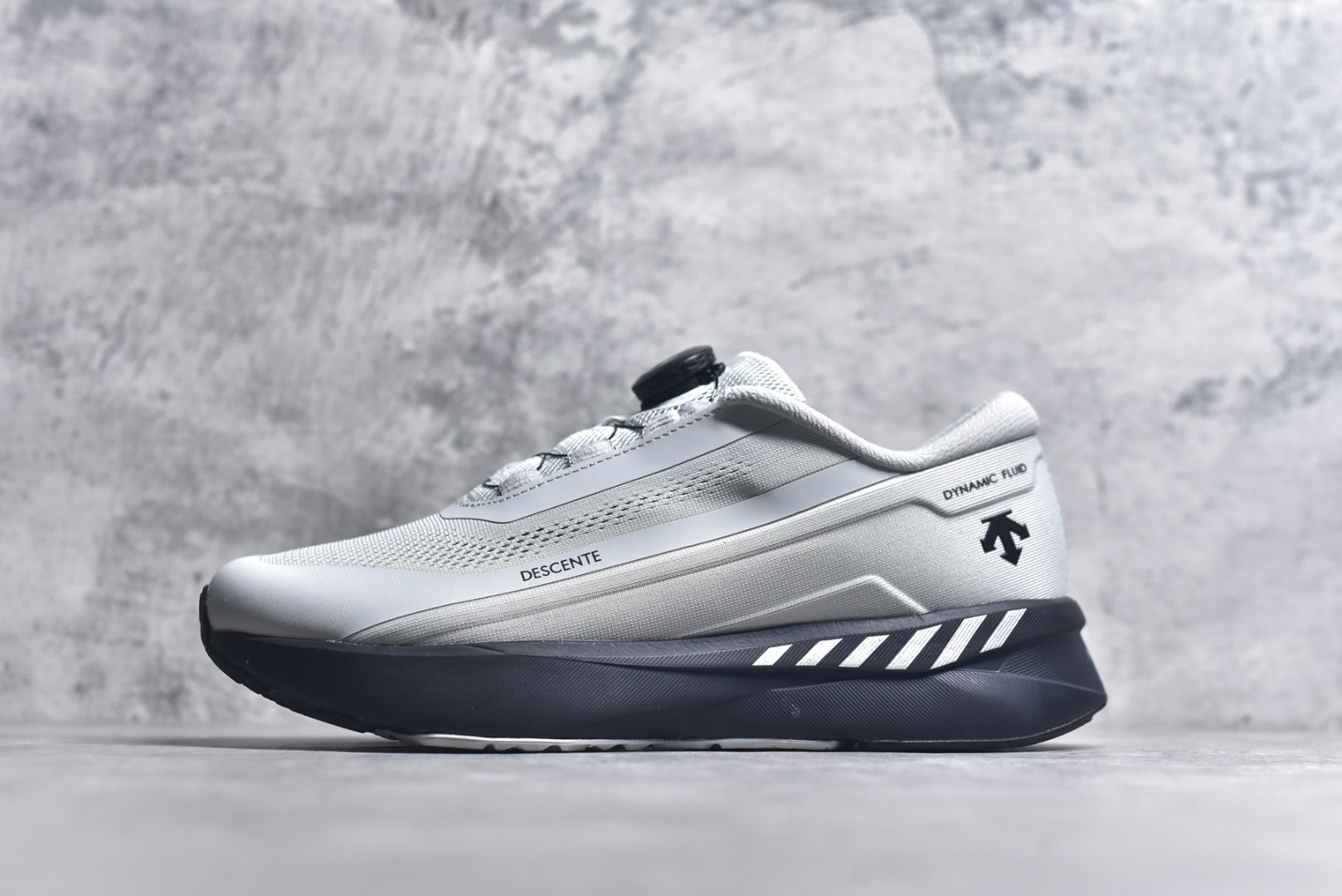 #DESCENTE RUNNING 迪桑特系列 DFLUID流体BOA系带回弹低帮运动跑步鞋 DESCENTE（迪桑特）创立于1935年，品牌名取自法语词汇，意为“滑降”。品牌箭头标识代表滑雪的三种技术“高速直线滑行”、“穿越”和“侧滑”，也寓意品牌在打造高端专业运动产品中不断追求完美的创新精神，致力于成为中国高端专业滑雪、综训、女子、铁人三项、高尔夫的第一品牌。尺码：36-45-选品中心