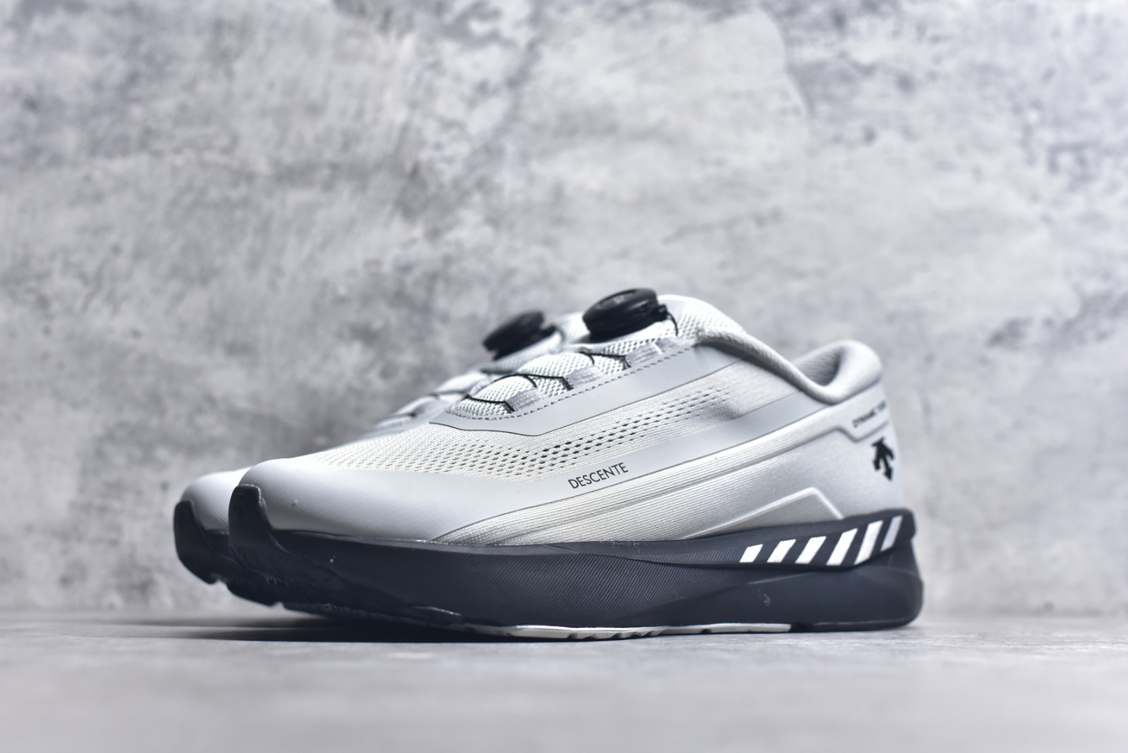 图片[2]-#DESCENTE RUNNING 迪桑特系列 DFLUID流体BOA系带回弹低帮运动跑步鞋 DESCENTE（迪桑特）创立于1935年，品牌名取自法语词汇，意为“滑降”。品牌箭头标识代表滑雪的三种技术“高速直线滑行”、“穿越”和“侧滑”，也寓意品牌在打造高端专业运动产品中不断追求完美的创新精神，致力于成为中国高端专业滑雪、综训、女子、铁人三项、高尔夫的第一品牌。尺码：36-45-选品中心