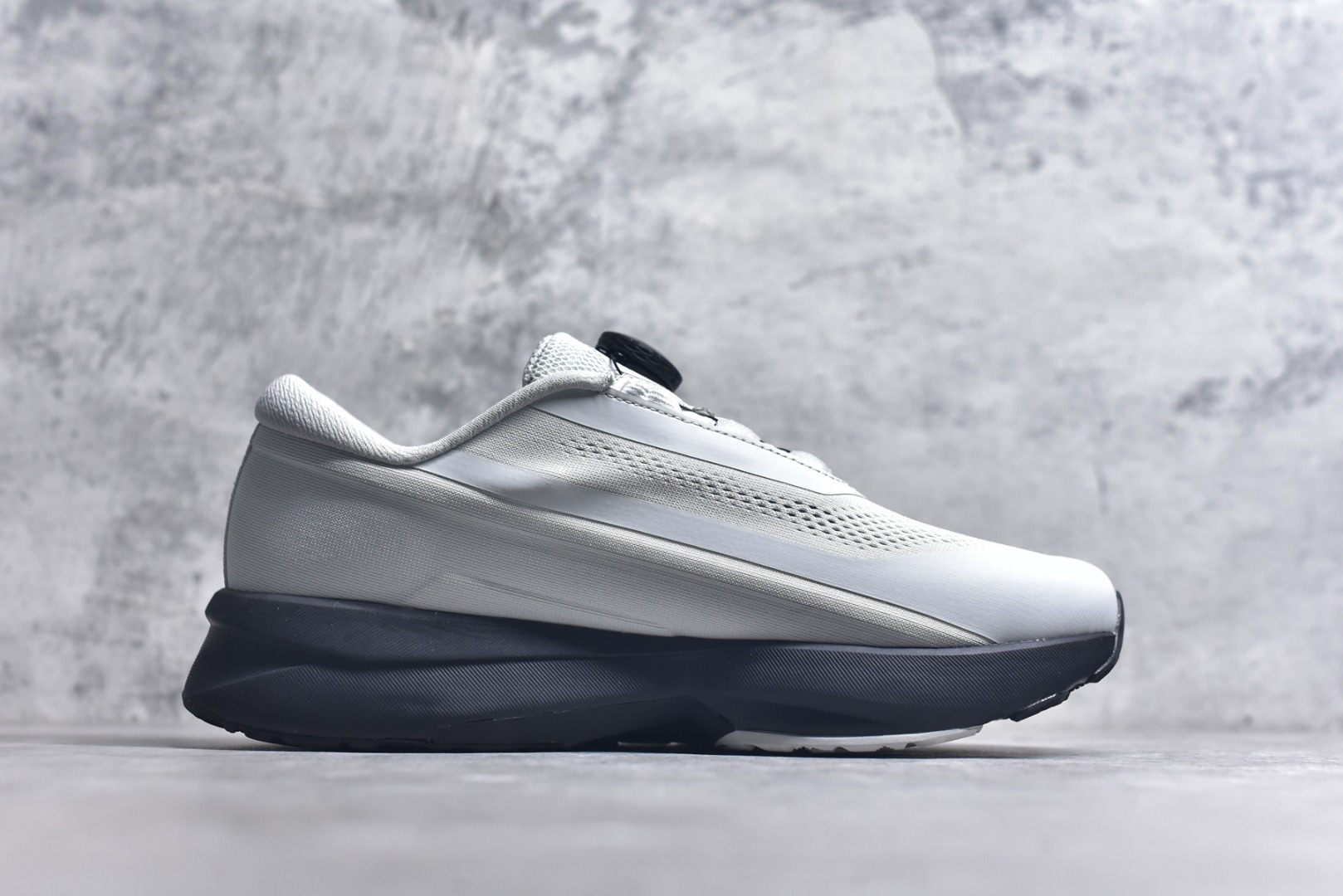 图片[3]-#DESCENTE RUNNING 迪桑特系列 DFLUID流体BOA系带回弹低帮运动跑步鞋 DESCENTE（迪桑特）创立于1935年，品牌名取自法语词汇，意为“滑降”。品牌箭头标识代表滑雪的三种技术“高速直线滑行”、“穿越”和“侧滑”，也寓意品牌在打造高端专业运动产品中不断追求完美的创新精神，致力于成为中国高端专业滑雪、综训、女子、铁人三项、高尔夫的第一品牌。尺码：36-45-选品中心
