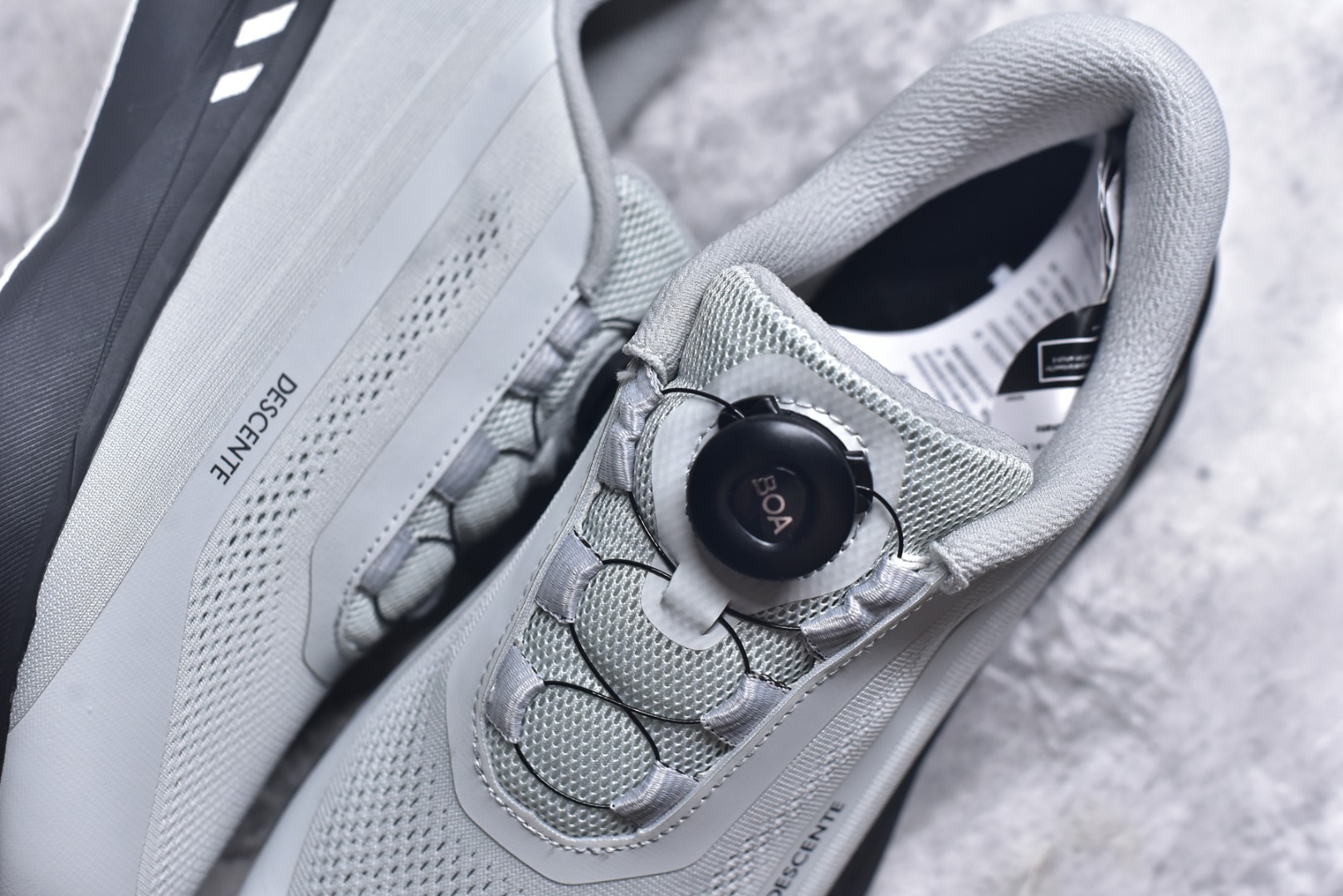 图片[9]-#DESCENTE RUNNING 迪桑特系列 DFLUID流体BOA系带回弹低帮运动跑步鞋 DESCENTE（迪桑特）创立于1935年，品牌名取自法语词汇，意为“滑降”。品牌箭头标识代表滑雪的三种技术“高速直线滑行”、“穿越”和“侧滑”，也寓意品牌在打造高端专业运动产品中不断追求完美的创新精神，致力于成为中国高端专业滑雪、综训、女子、铁人三项、高尔夫的第一品牌。尺码：36-45-选品中心