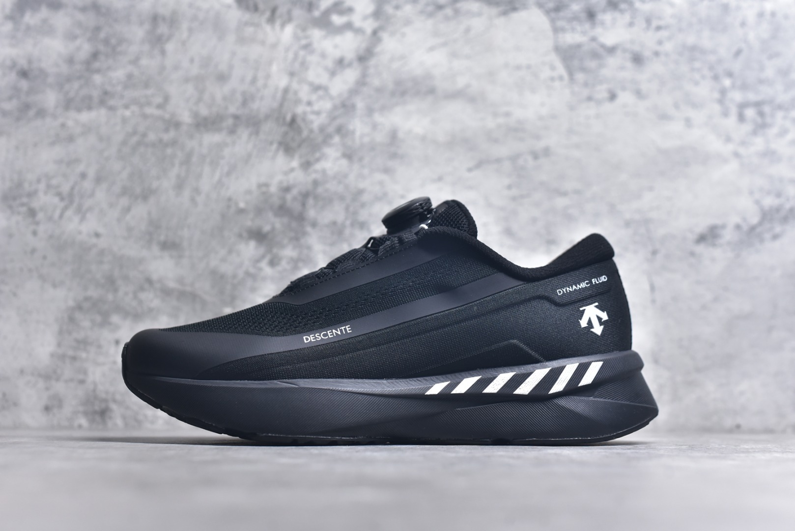 #DESCENTE RUNNING 迪桑特系列 DFLUID流体BOA系带回弹低帮运动跑步鞋 DESCENTE（迪桑特）创立于1935年，品牌名取自法语词汇，意为“滑降”。品牌箭头标识代表滑雪的三种技术“高速直线滑行”、“穿越”和“侧滑”，也寓意品牌在打造高端专业运动产品中不断追求完美的创新精神，致力于成为中国高端专业滑雪、综训、女子、铁人三项、高尔夫的第一品牌。尺码：36-45-选品中心