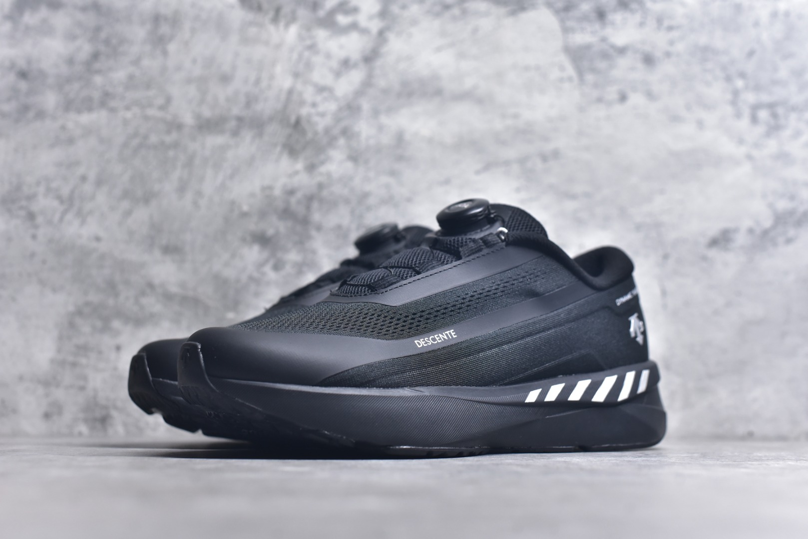 图片[2]-#DESCENTE RUNNING 迪桑特系列 DFLUID流体BOA系带回弹低帮运动跑步鞋 DESCENTE（迪桑特）创立于1935年，品牌名取自法语词汇，意为“滑降”。品牌箭头标识代表滑雪的三种技术“高速直线滑行”、“穿越”和“侧滑”，也寓意品牌在打造高端专业运动产品中不断追求完美的创新精神，致力于成为中国高端专业滑雪、综训、女子、铁人三项、高尔夫的第一品牌。尺码：36-45-选品中心