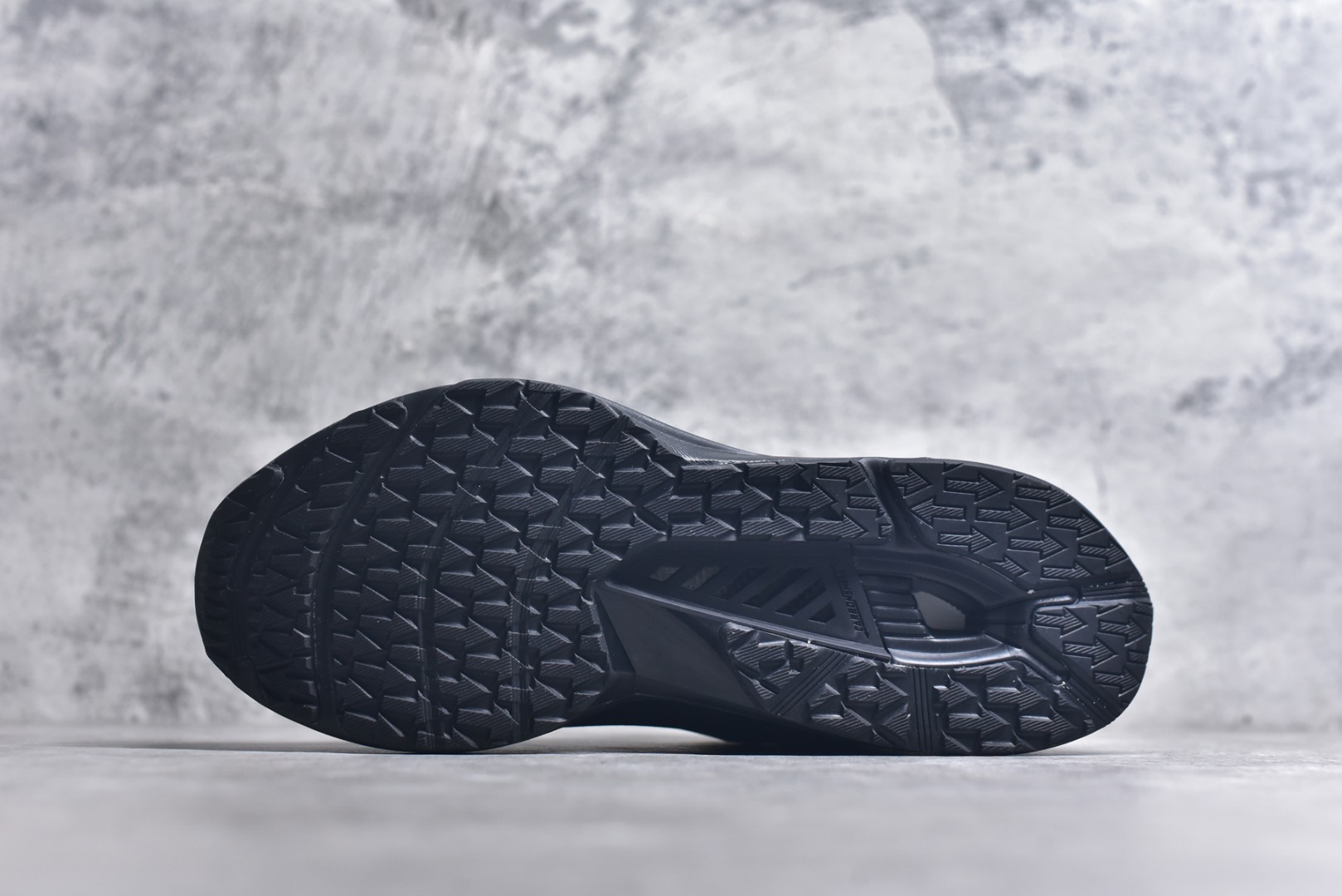 图片[6]-#DESCENTE RUNNING 迪桑特系列 DFLUID流体BOA系带回弹低帮运动跑步鞋 DESCENTE（迪桑特）创立于1935年，品牌名取自法语词汇，意为“滑降”。品牌箭头标识代表滑雪的三种技术“高速直线滑行”、“穿越”和“侧滑”，也寓意品牌在打造高端专业运动产品中不断追求完美的创新精神，致力于成为中国高端专业滑雪、综训、女子、铁人三项、高尔夫的第一品牌。尺码：36-45-选品中心