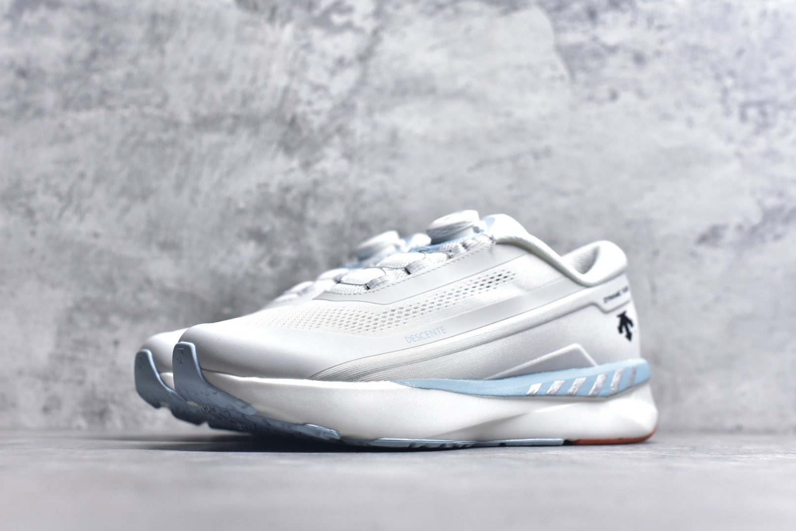 图片[2]-#DESCENTE RUNNING 迪桑特系列 DFLUID流体BOA系带回弹低帮运动跑步鞋 DESCENTE（迪桑特）创立于1935年，品牌名取自法语词汇，意为“滑降”。品牌箭头标识代表滑雪的三种技术“高速直线滑行”、“穿越”和“侧滑”，也寓意品牌在打造高端专业运动产品中不断追求完美的创新精神，致力于成为中国高端专业滑雪、综训、女子、铁人三项、高尔夫的第一品牌。尺码：36-45-选品中心