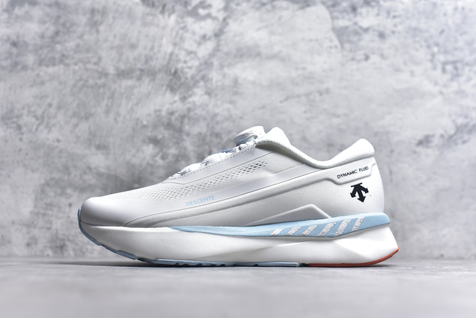 #DESCENTE RUNNING 迪桑特系列 DFLUID流体BOA系带回弹低帮运动跑步鞋 DESCENTE（迪桑特）创立于1935年，品牌名取自法语词汇，意为“滑降”。品牌箭头标识代表滑雪的三种技术“高速直线滑行”、“穿越”和“侧滑”，也寓意品牌在打造高端专业运动产品中不断追求完美的创新精神，致力于成为中国高端专业滑雪、综训、女子、铁人三项、高尔夫的第一品牌。尺码：36-45-选品中心