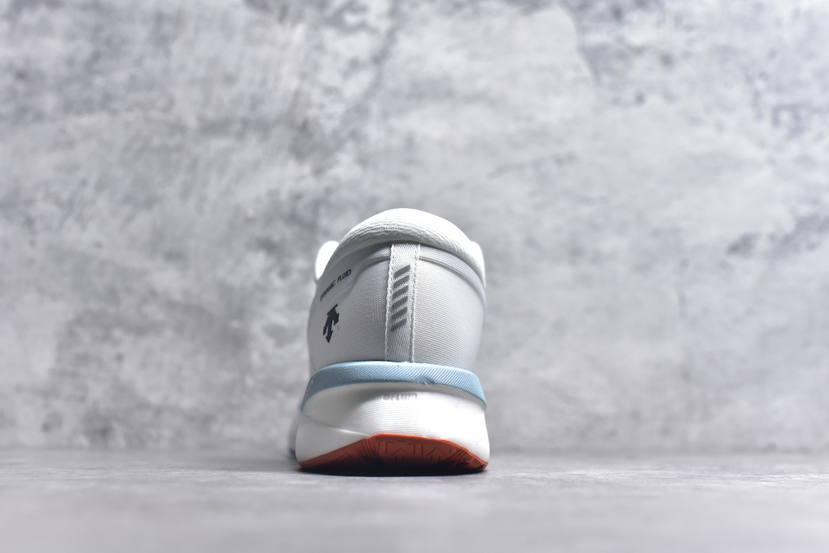 图片[5]-#DESCENTE RUNNING 迪桑特系列 DFLUID流体BOA系带回弹低帮运动跑步鞋 DESCENTE（迪桑特）创立于1935年，品牌名取自法语词汇，意为“滑降”。品牌箭头标识代表滑雪的三种技术“高速直线滑行”、“穿越”和“侧滑”，也寓意品牌在打造高端专业运动产品中不断追求完美的创新精神，致力于成为中国高端专业滑雪、综训、女子、铁人三项、高尔夫的第一品牌。尺码：36-45-选品中心