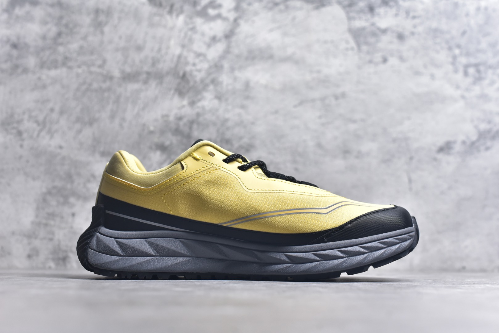 图片[3]-#DESCENTE Terrain D 迪桑特舒适柔软防滑耐磨低帮生活休闲鞋 DESCENTE（迪桑特）创立于1935年，品牌名取自法语词汇，意为“滑降”。品牌箭头标识代表滑雪的三种技术“高速直线滑行”、“穿越”和“侧滑”，也寓意品牌在打造高端专业运动产品中不断追求完美的创新精神，致力于成为中国高端专业滑雪、综训、女子、铁人三项、高尔夫的第一品牌。尺码：36-45-选品中心