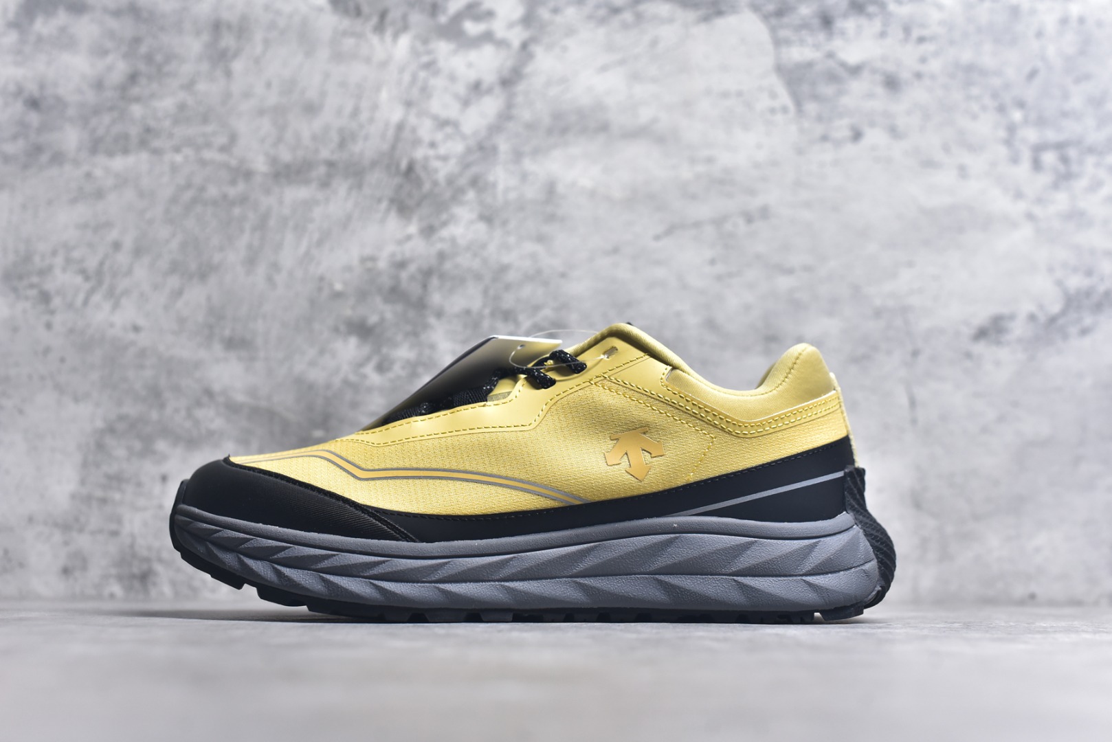 #DESCENTE Terrain D 迪桑特舒适柔软防滑耐磨低帮生活休闲鞋 DESCENTE（迪桑特）创立于1935年，品牌名取自法语词汇，意为“滑降”。品牌箭头标识代表滑雪的三种技术“高速直线滑行”、“穿越”和“侧滑”，也寓意品牌在打造高端专业运动产品中不断追求完美的创新精神，致力于成为中国高端专业滑雪、综训、女子、铁人三项、高尔夫的第一品牌。尺码：36-45-选品中心