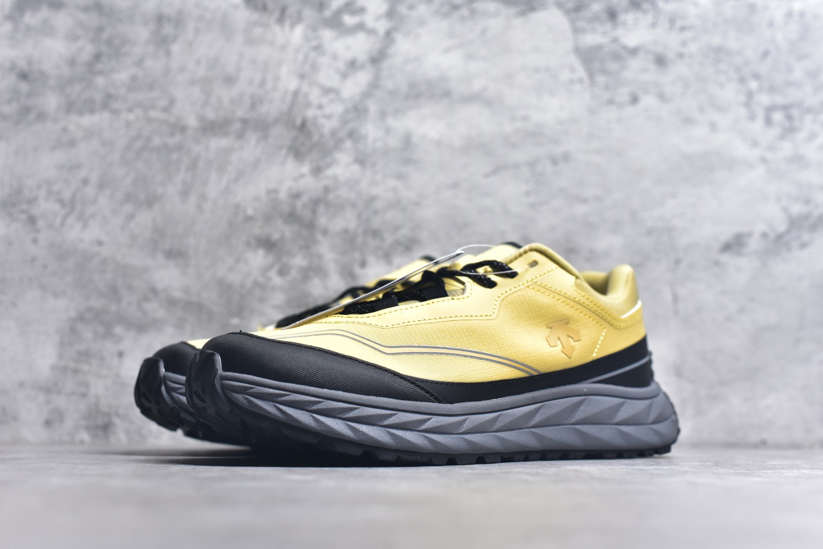 图片[2]-#DESCENTE Terrain D 迪桑特舒适柔软防滑耐磨低帮生活休闲鞋 DESCENTE（迪桑特）创立于1935年，品牌名取自法语词汇，意为“滑降”。品牌箭头标识代表滑雪的三种技术“高速直线滑行”、“穿越”和“侧滑”，也寓意品牌在打造高端专业运动产品中不断追求完美的创新精神，致力于成为中国高端专业滑雪、综训、女子、铁人三项、高尔夫的第一品牌。尺码：36-45-选品中心