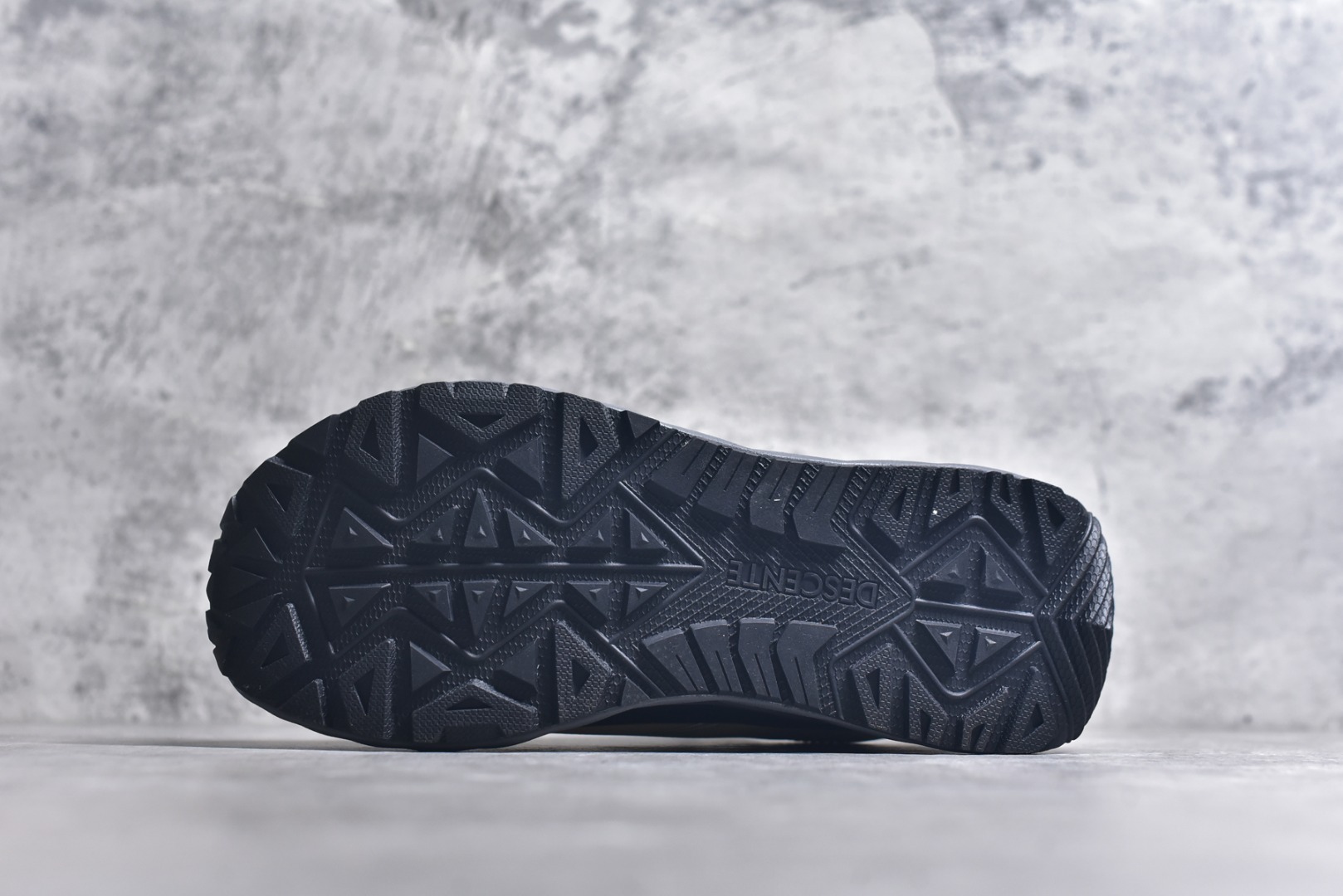 图片[6]-#DESCENTE Terrain D 迪桑特舒适柔软防滑耐磨低帮生活休闲鞋 DESCENTE（迪桑特）创立于1935年，品牌名取自法语词汇，意为“滑降”。品牌箭头标识代表滑雪的三种技术“高速直线滑行”、“穿越”和“侧滑”，也寓意品牌在打造高端专业运动产品中不断追求完美的创新精神，致力于成为中国高端专业滑雪、综训、女子、铁人三项、高尔夫的第一品牌。尺码：36-45-选品中心