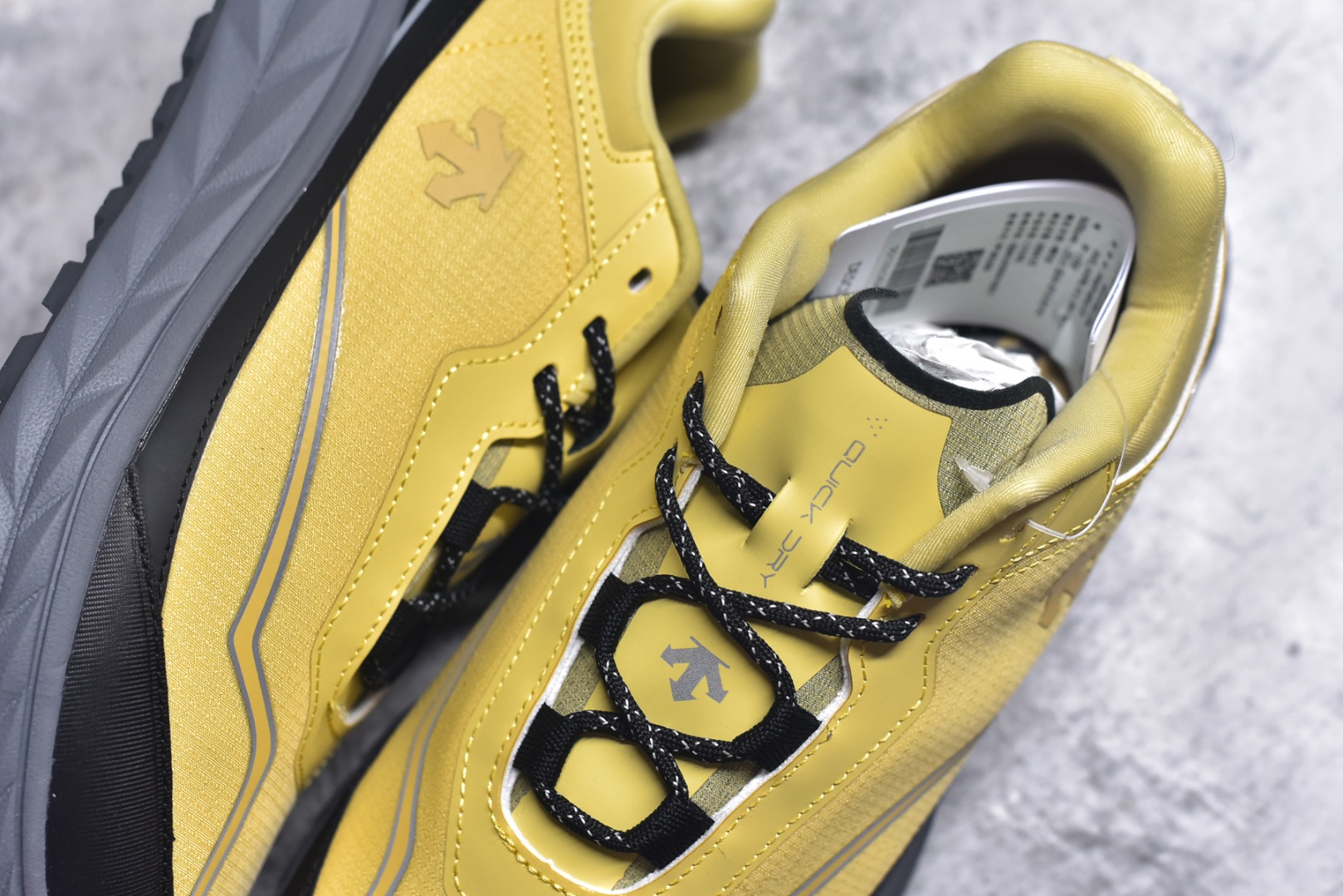 图片[9]-#DESCENTE Terrain D 迪桑特舒适柔软防滑耐磨低帮生活休闲鞋 DESCENTE（迪桑特）创立于1935年，品牌名取自法语词汇，意为“滑降”。品牌箭头标识代表滑雪的三种技术“高速直线滑行”、“穿越”和“侧滑”，也寓意品牌在打造高端专业运动产品中不断追求完美的创新精神，致力于成为中国高端专业滑雪、综训、女子、铁人三项、高尔夫的第一品牌。尺码：36-45-选品中心