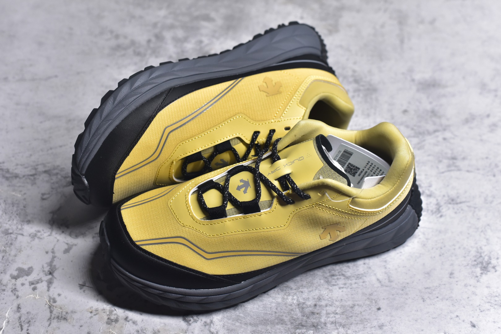 图片[7]-#DESCENTE Terrain D 迪桑特舒适柔软防滑耐磨低帮生活休闲鞋 DESCENTE（迪桑特）创立于1935年，品牌名取自法语词汇，意为“滑降”。品牌箭头标识代表滑雪的三种技术“高速直线滑行”、“穿越”和“侧滑”，也寓意品牌在打造高端专业运动产品中不断追求完美的创新精神，致力于成为中国高端专业滑雪、综训、女子、铁人三项、高尔夫的第一品牌。尺码：36-45-选品中心