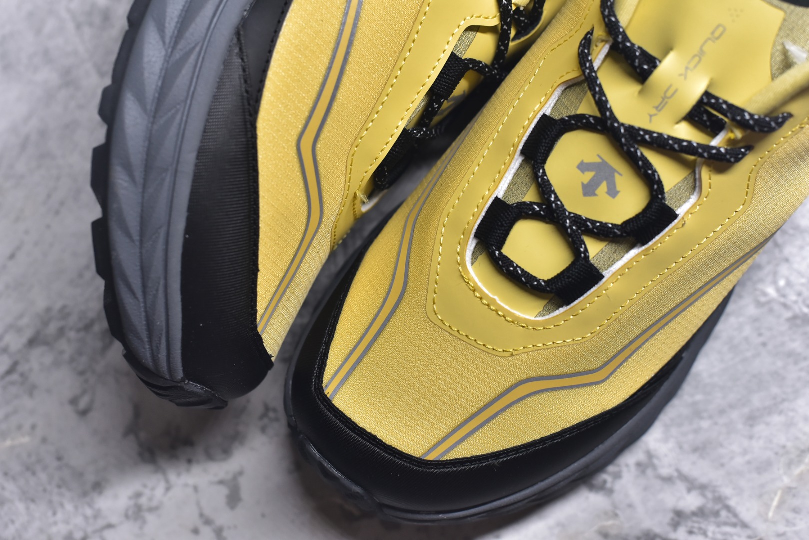 图片[8]-#DESCENTE Terrain D 迪桑特舒适柔软防滑耐磨低帮生活休闲鞋 DESCENTE（迪桑特）创立于1935年，品牌名取自法语词汇，意为“滑降”。品牌箭头标识代表滑雪的三种技术“高速直线滑行”、“穿越”和“侧滑”，也寓意品牌在打造高端专业运动产品中不断追求完美的创新精神，致力于成为中国高端专业滑雪、综训、女子、铁人三项、高尔夫的第一品牌。尺码：36-45-选品中心