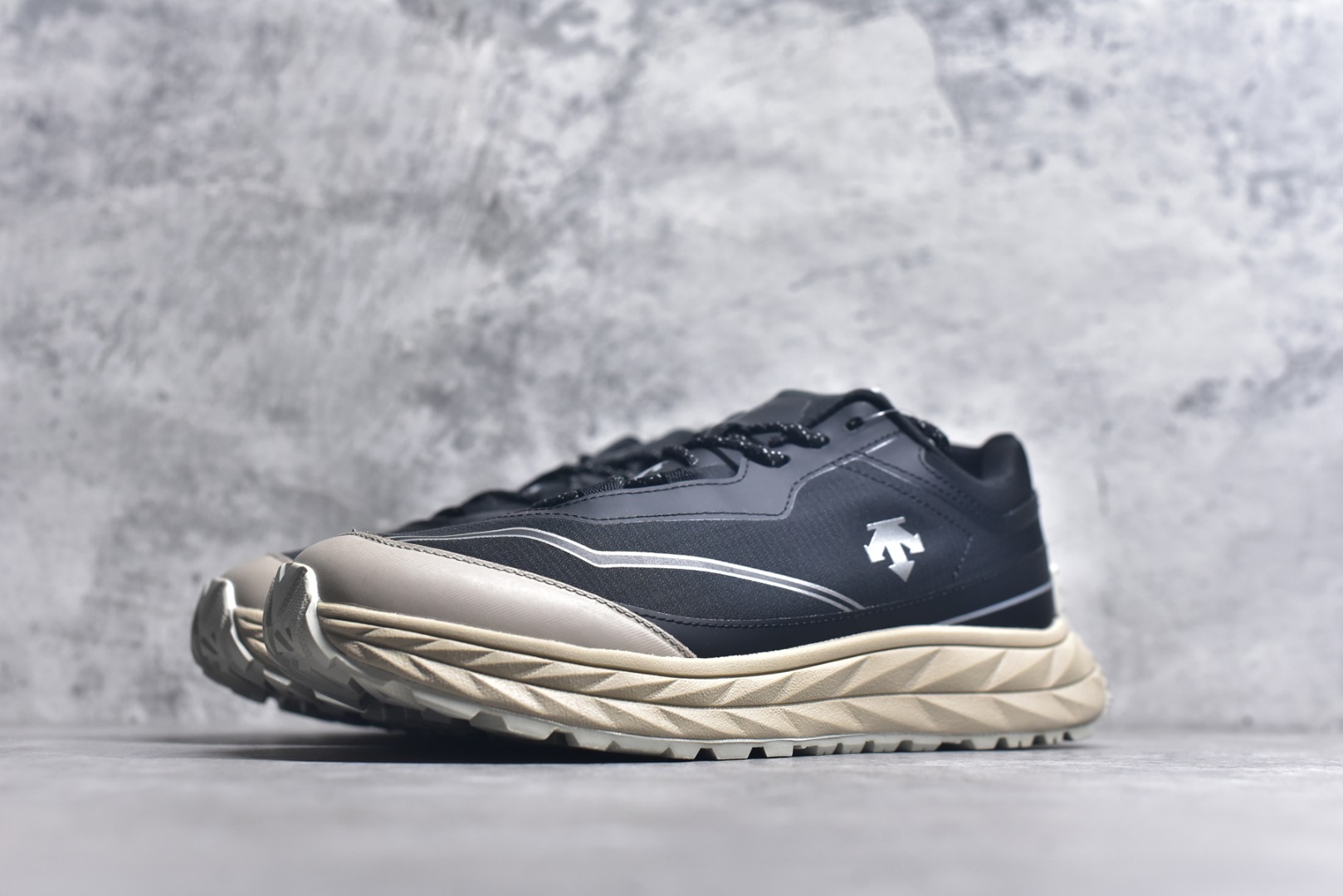 图片[2]-#DESCENTE Terrain D 迪桑特舒适柔软防滑耐磨低帮生活休闲鞋 DESCENTE（迪桑特）创立于1935年，品牌名取自法语词汇，意为“滑降”。品牌箭头标识代表滑雪的三种技术“高速直线滑行”、“穿越”和“侧滑”，也寓意品牌在打造高端专业运动产品中不断追求完美的创新精神，致力于成为中国高端专业滑雪、综训、女子、铁人三项、高尔夫的第一品牌。尺码：36-45-选品中心