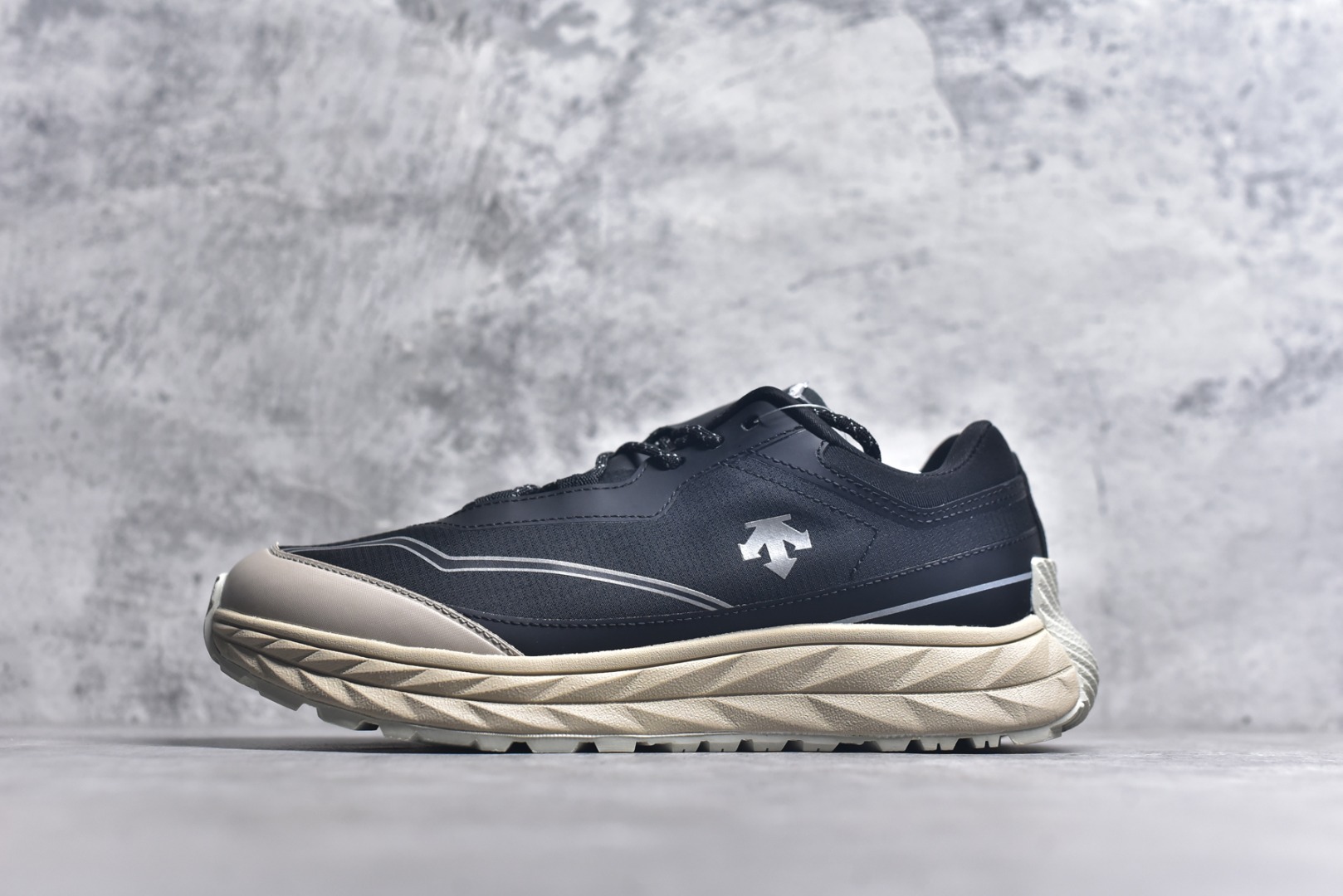 #DESCENTE Terrain D 迪桑特舒适柔软防滑耐磨低帮生活休闲鞋 DESCENTE（迪桑特）创立于1935年，品牌名取自法语词汇，意为“滑降”。品牌箭头标识代表滑雪的三种技术“高速直线滑行”、“穿越”和“侧滑”，也寓意品牌在打造高端专业运动产品中不断追求完美的创新精神，致力于成为中国高端专业滑雪、综训、女子、铁人三项、高尔夫的第一品牌。尺码：36-45-选品中心