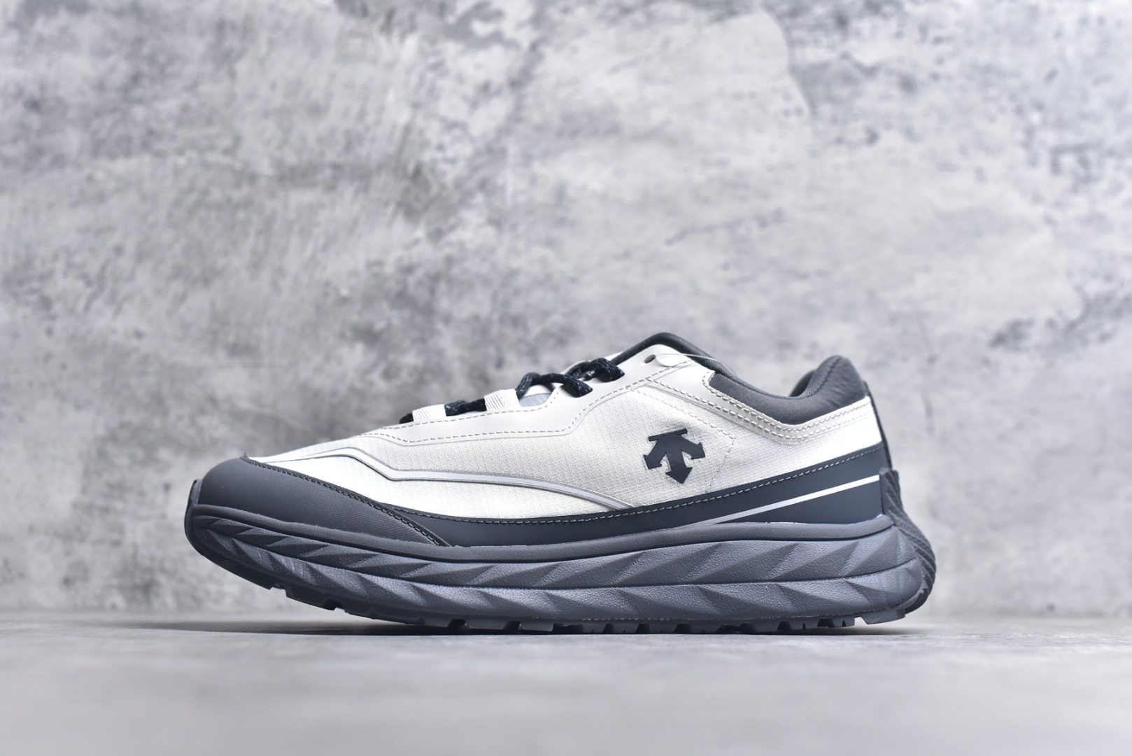 #DESCENTE Terrain D 迪桑特舒适柔软防滑耐磨低帮生活休闲鞋 DESCENTE（迪桑特）创立于1935年，品牌名取自法语词汇，意为“滑降”。品牌箭头标识代表滑雪的三种技术“高速直线滑行”、“穿越”和“侧滑”，也寓意品牌在打造高端专业运动产品中不断追求完美的创新精神，致力于成为中国高端专业滑雪、综训、女子、铁人三项、高尔夫的第一品牌。尺码：36-45-选品中心